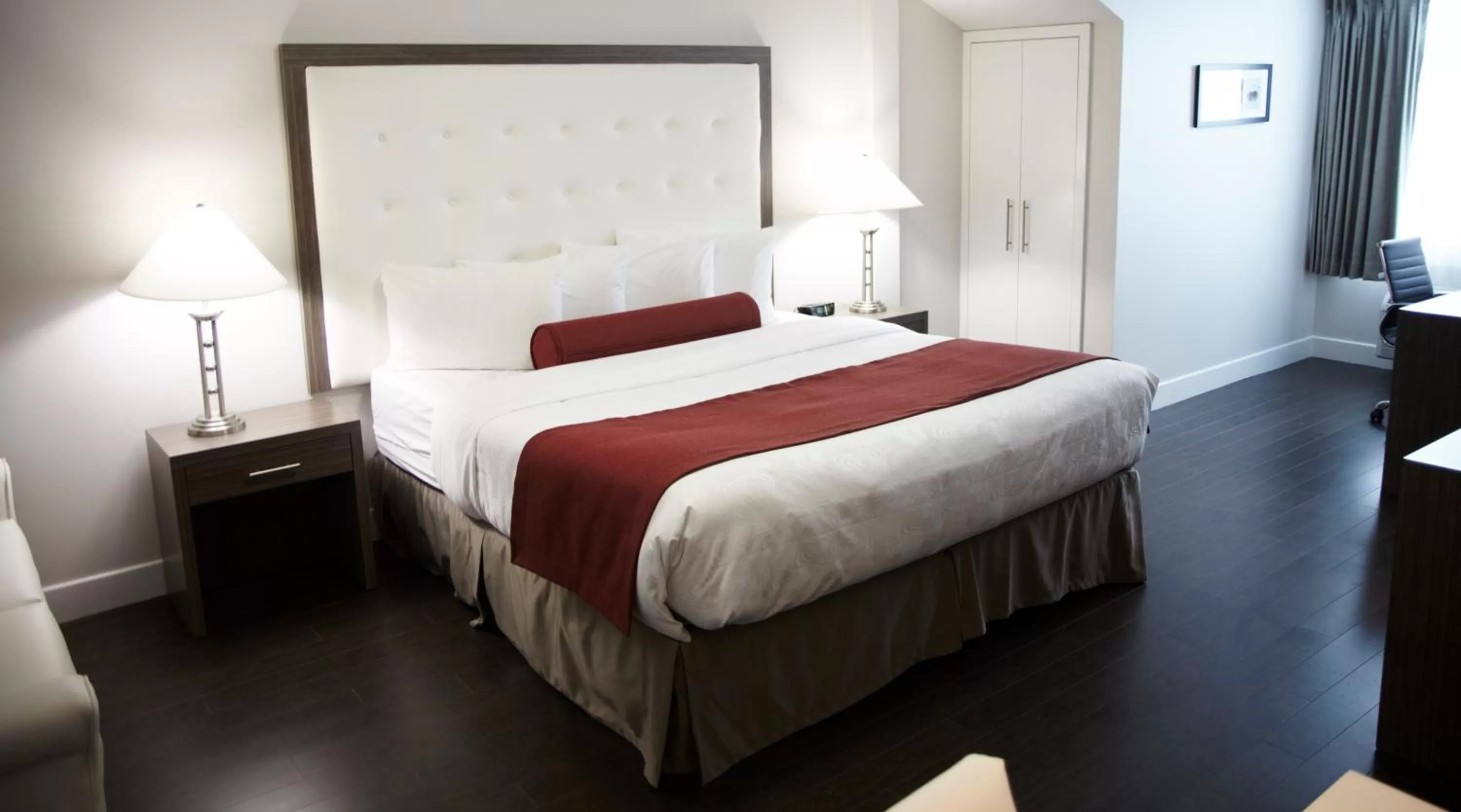 Bed in Admiral Inn Mississauga