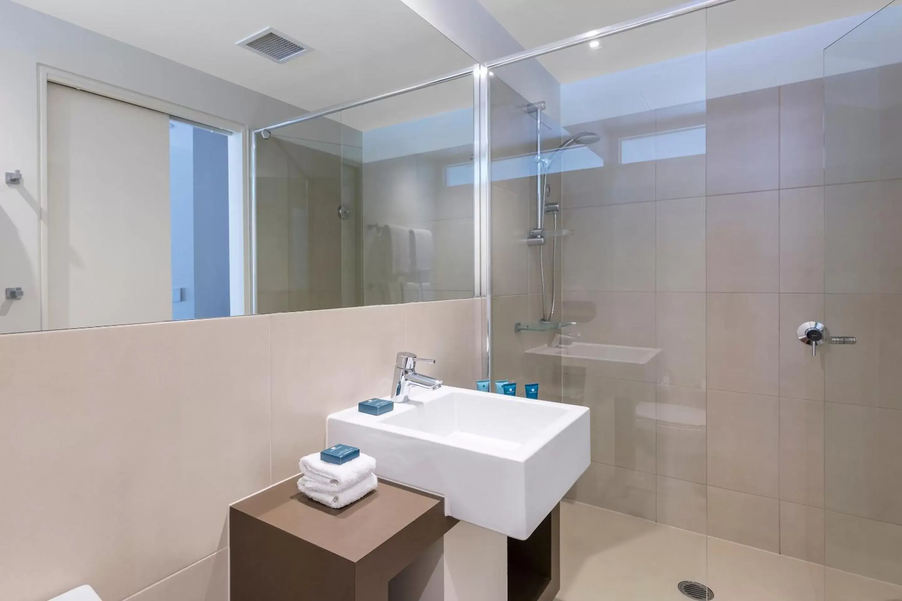 Twin Room with Pool View in Wyndham Resort Torquay Twin Room with Pool View in Wyndham Resort Torquay