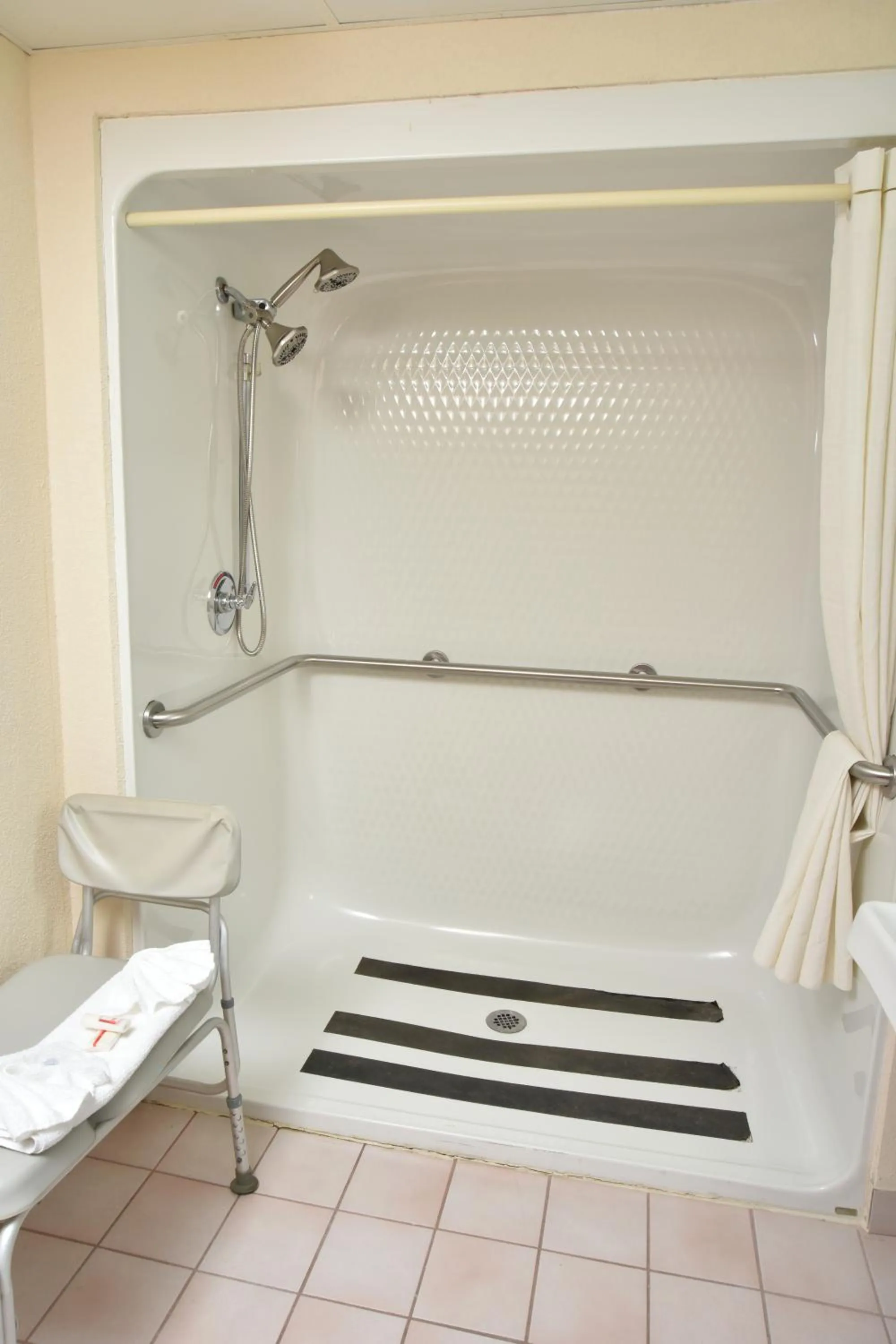 Facility for disabled guests in Super 8 by Wyndham Springfield-Battlefield