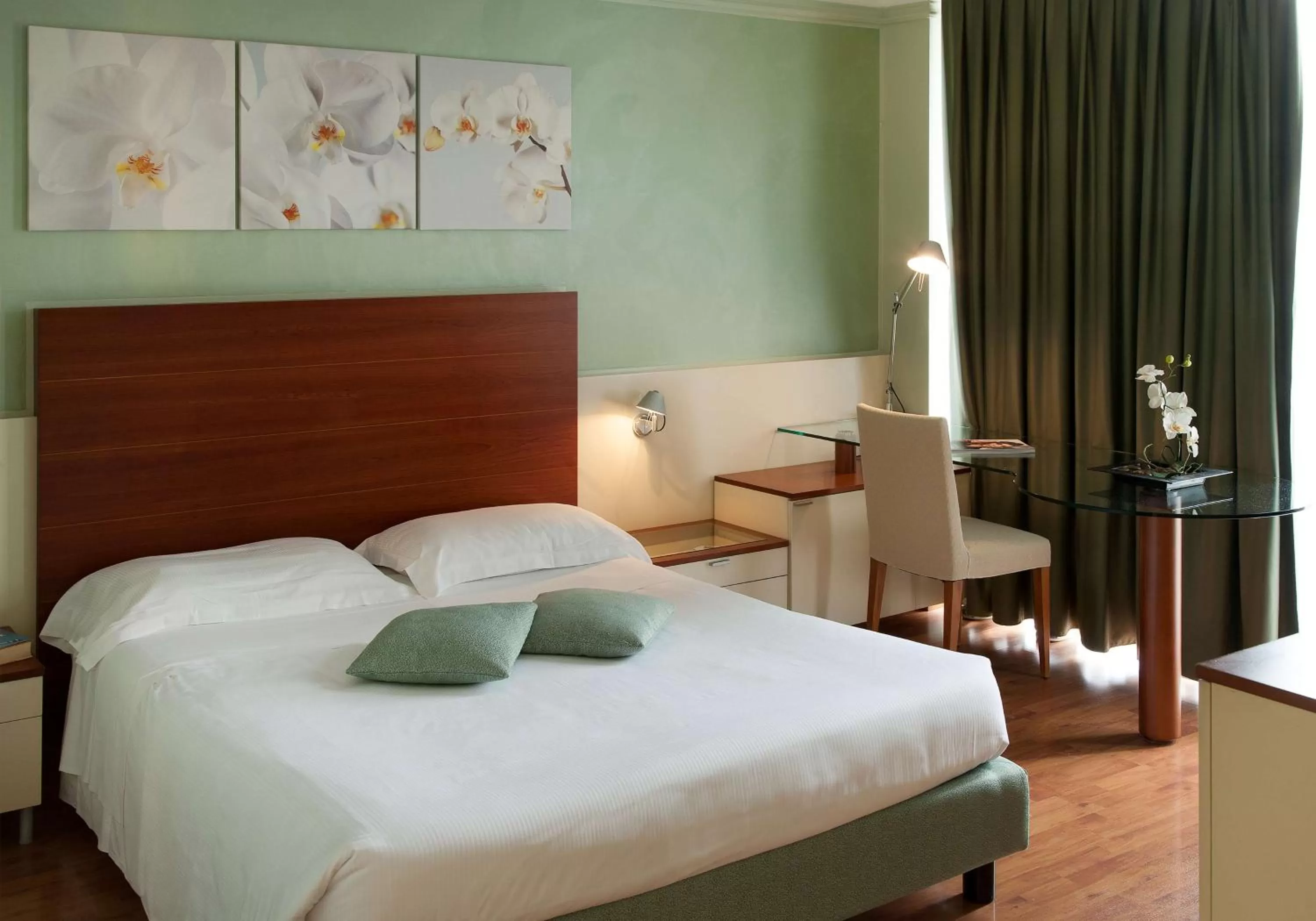 Queen Room with Balcony - Non-Smoking in Hotel Leonardo da Vinci