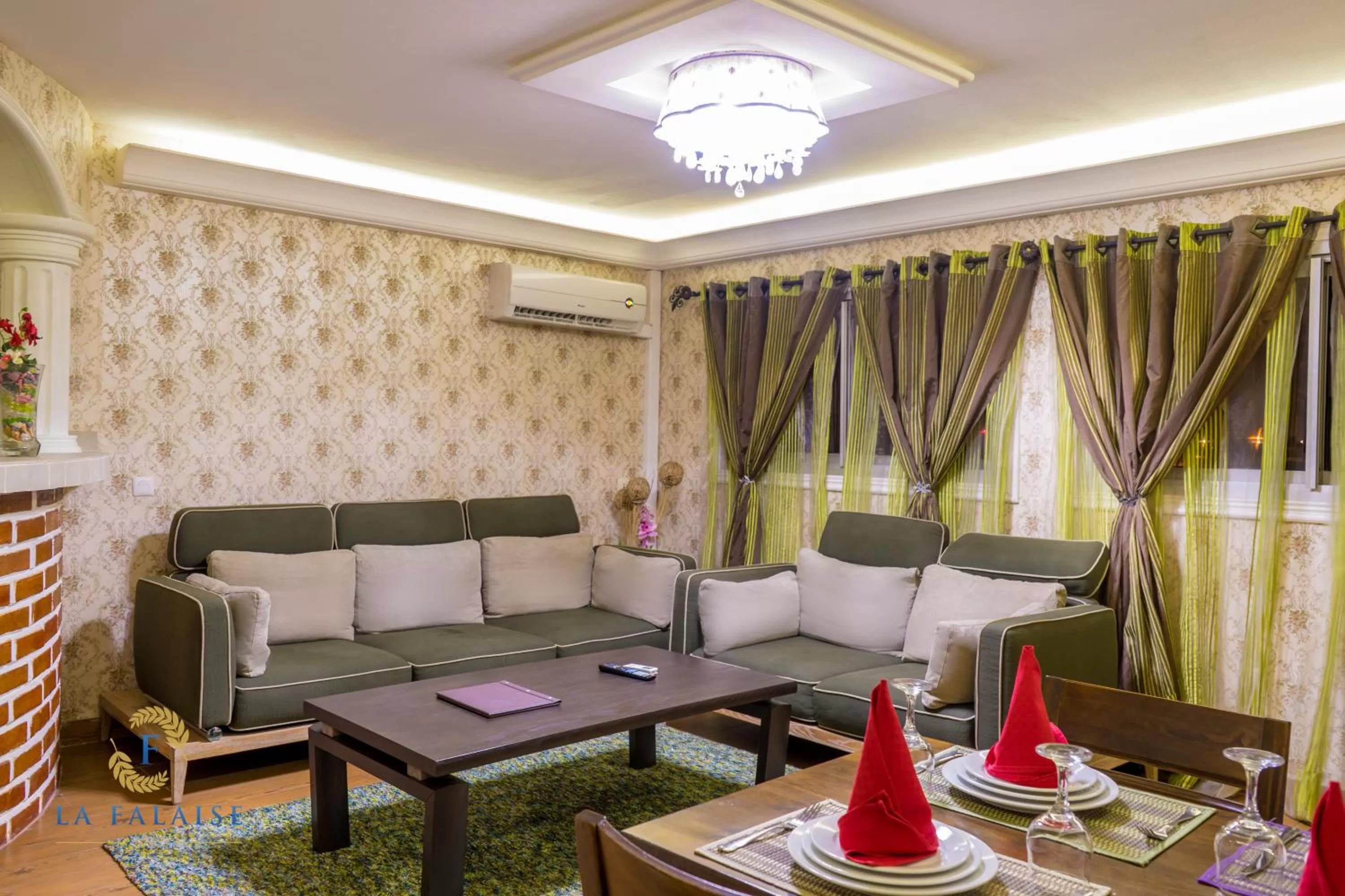 TV and multimedia in Hotel Résidence La Falaise