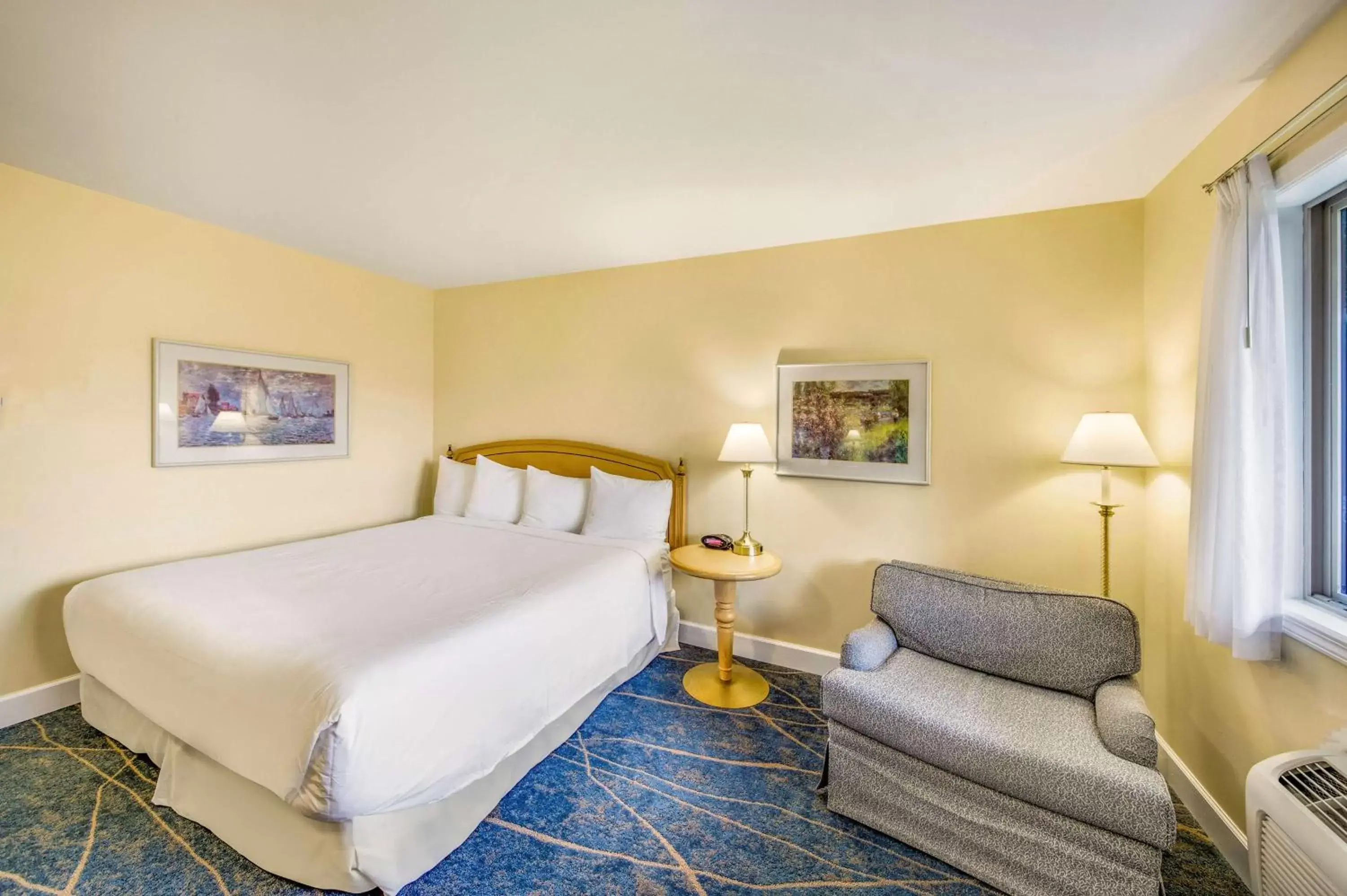 King Room with Sofa Bed and Roll-In Shower - Lake View/Mobility Access in Kootenay Lakeview Resort BW Signature Collection King Room with Sofa Bed and Roll-In Shower - Lake View/Mobility Access in Kootenay Lakeview Resort BW Signature Collection