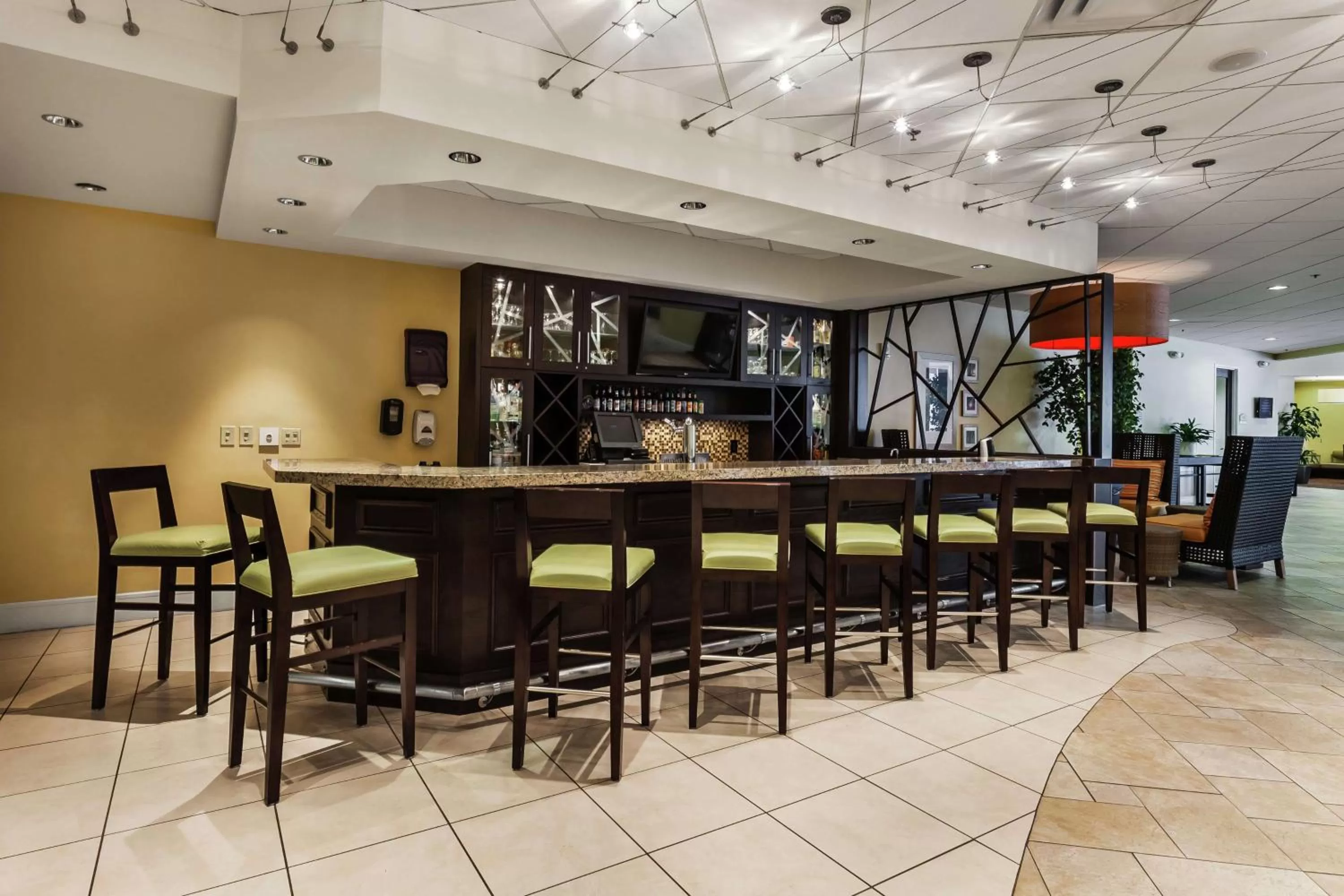 Lounge or bar in DoubleTree by Hilton Phoenix Midtown
