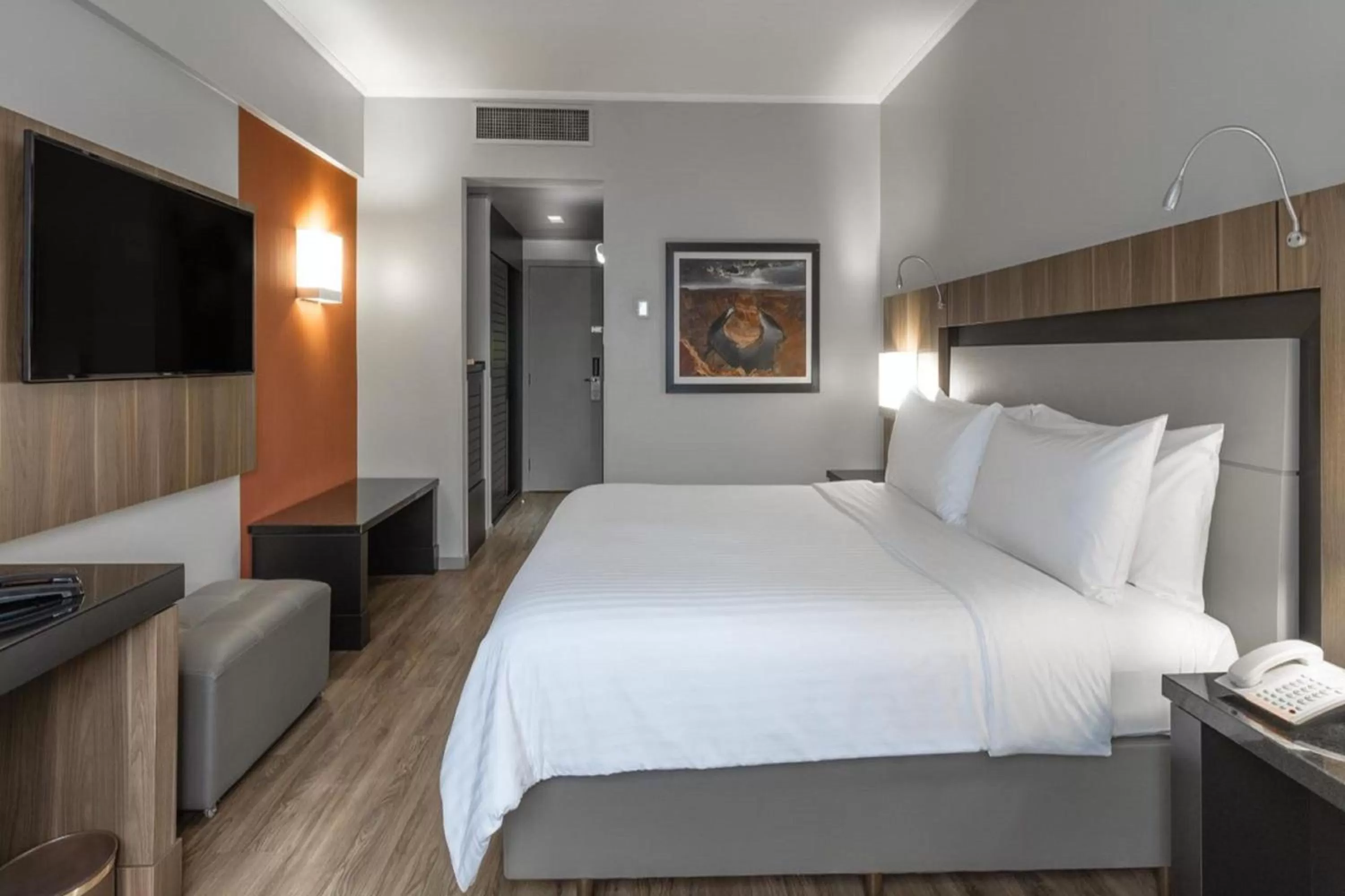 Photo of the whole room, Bed in Marriott São Paulo Airport Hotel