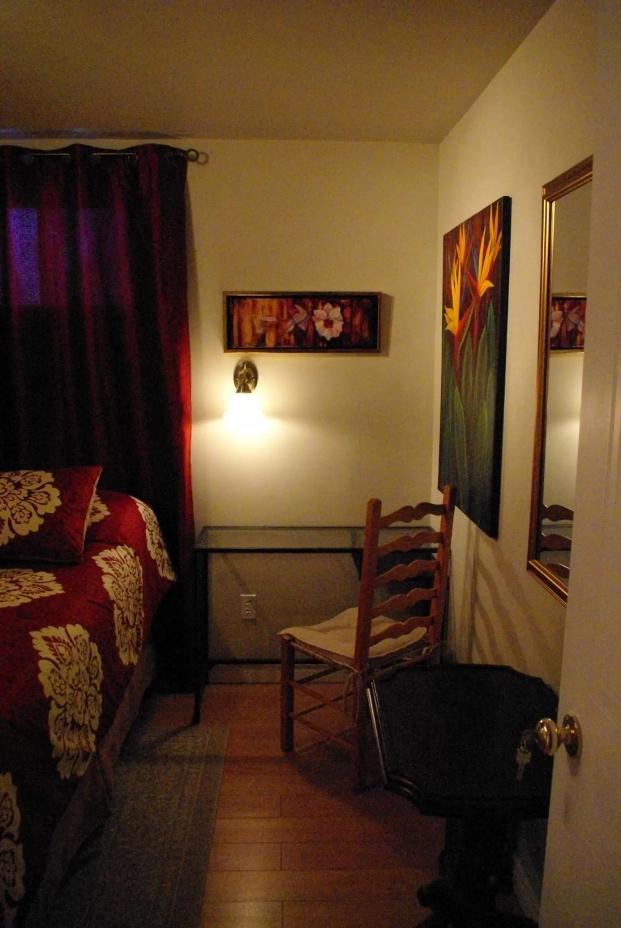 Photo of the whole room, Bed in Atelier Galerie Anne Drouin Peinture & Pension