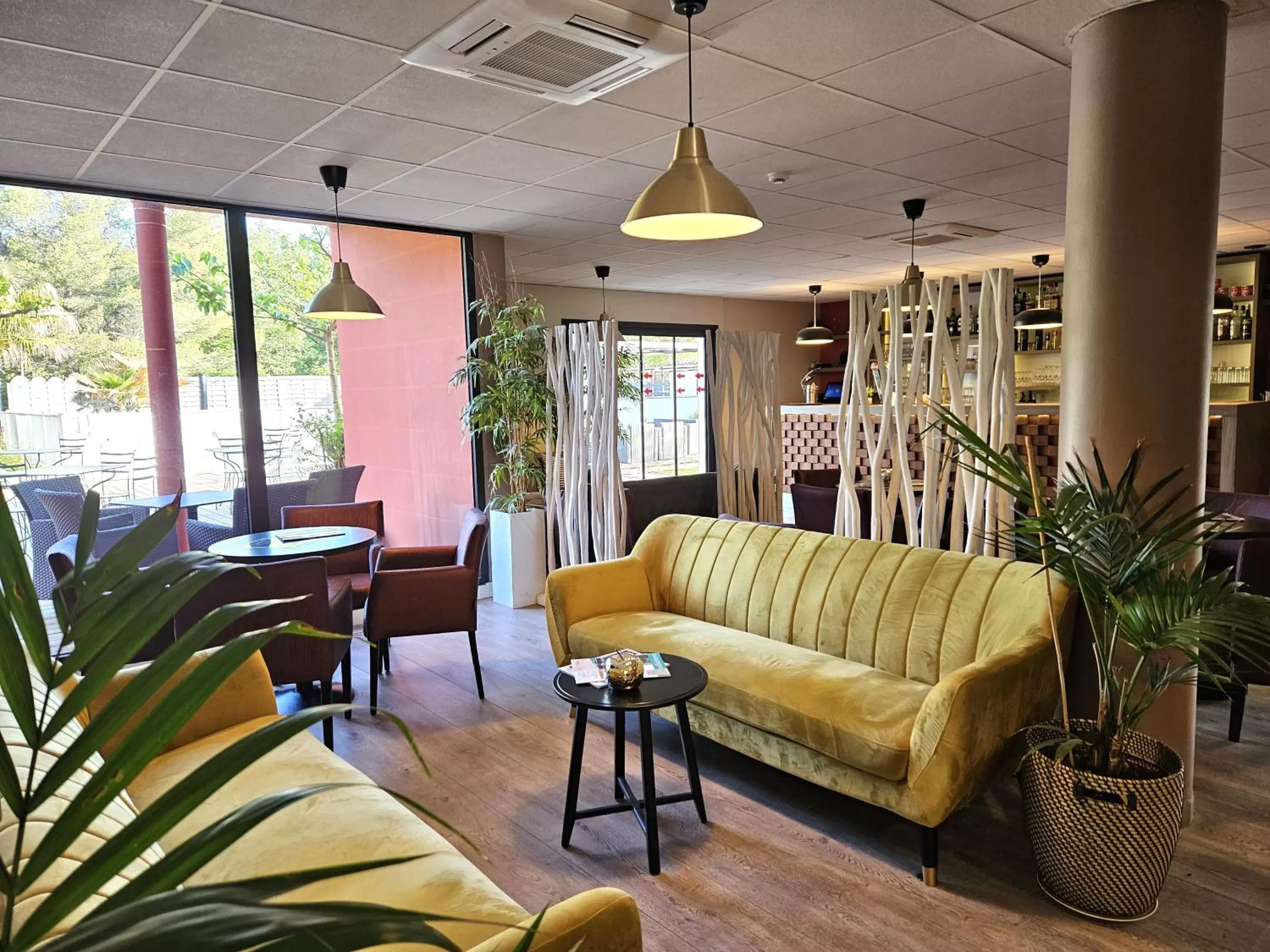 Lounge or bar in Best Western Terre de Provence