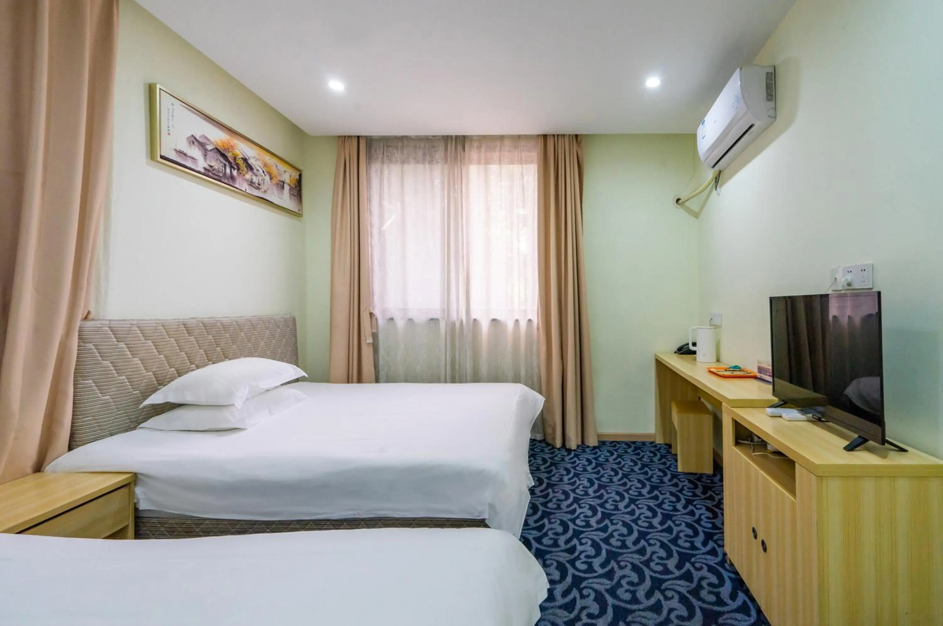 Communal lounge/ TV room, Bed in Hangzhou Memory Travel International Hotel-Edge Westlake
