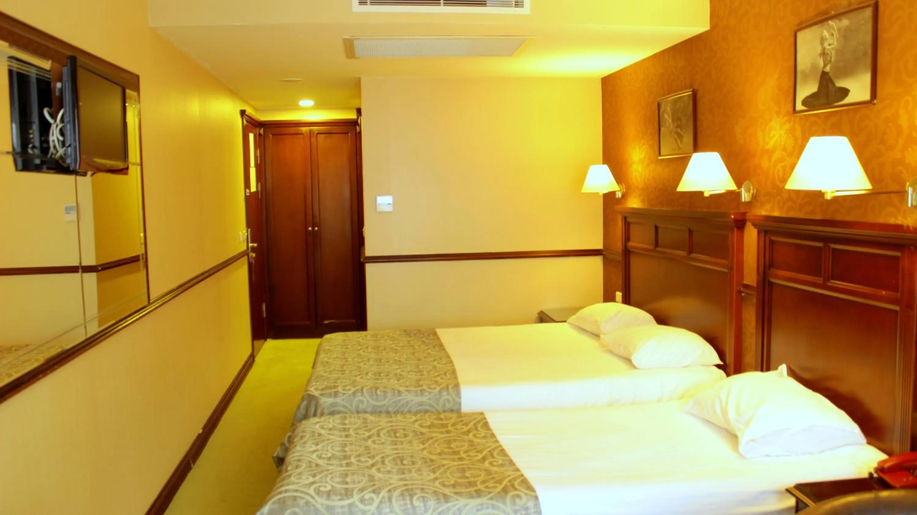 Photo of the whole room, Bed in Topkapi Inter Istanbul Hotel