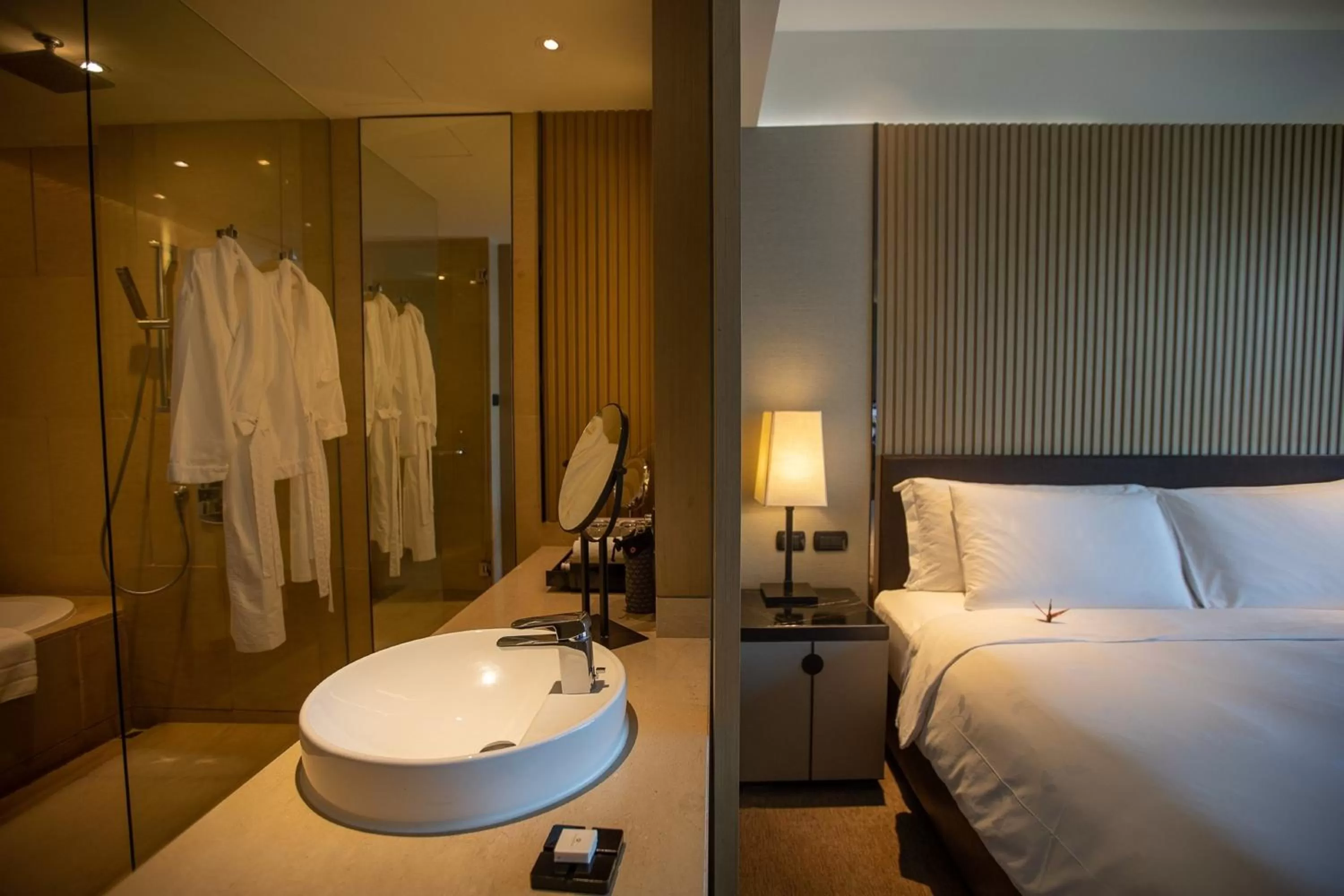 Shower, Bed in The Okura Prestige Bangkok