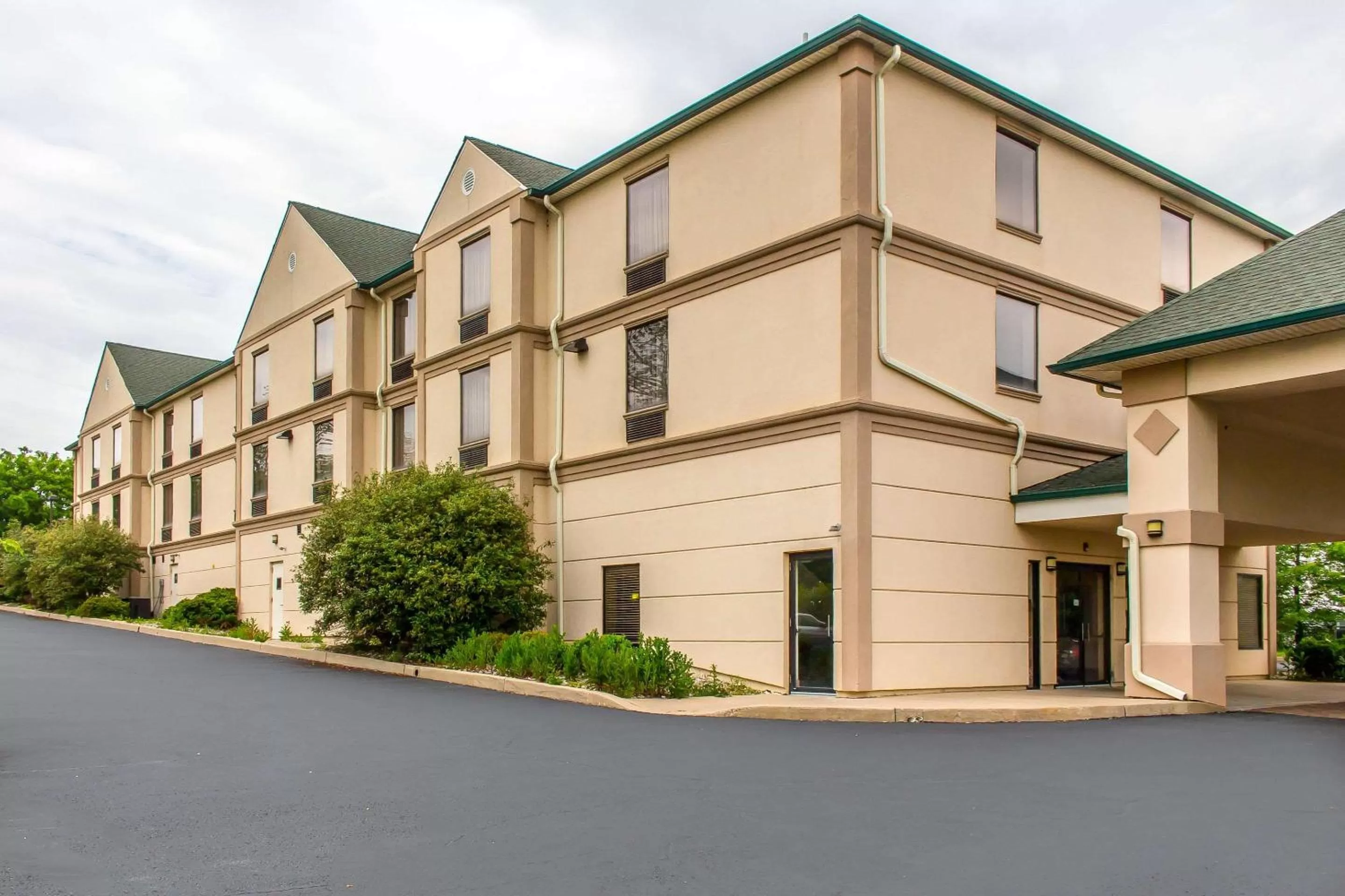 Property building in Quality Inn Hackettstown - Long Valley