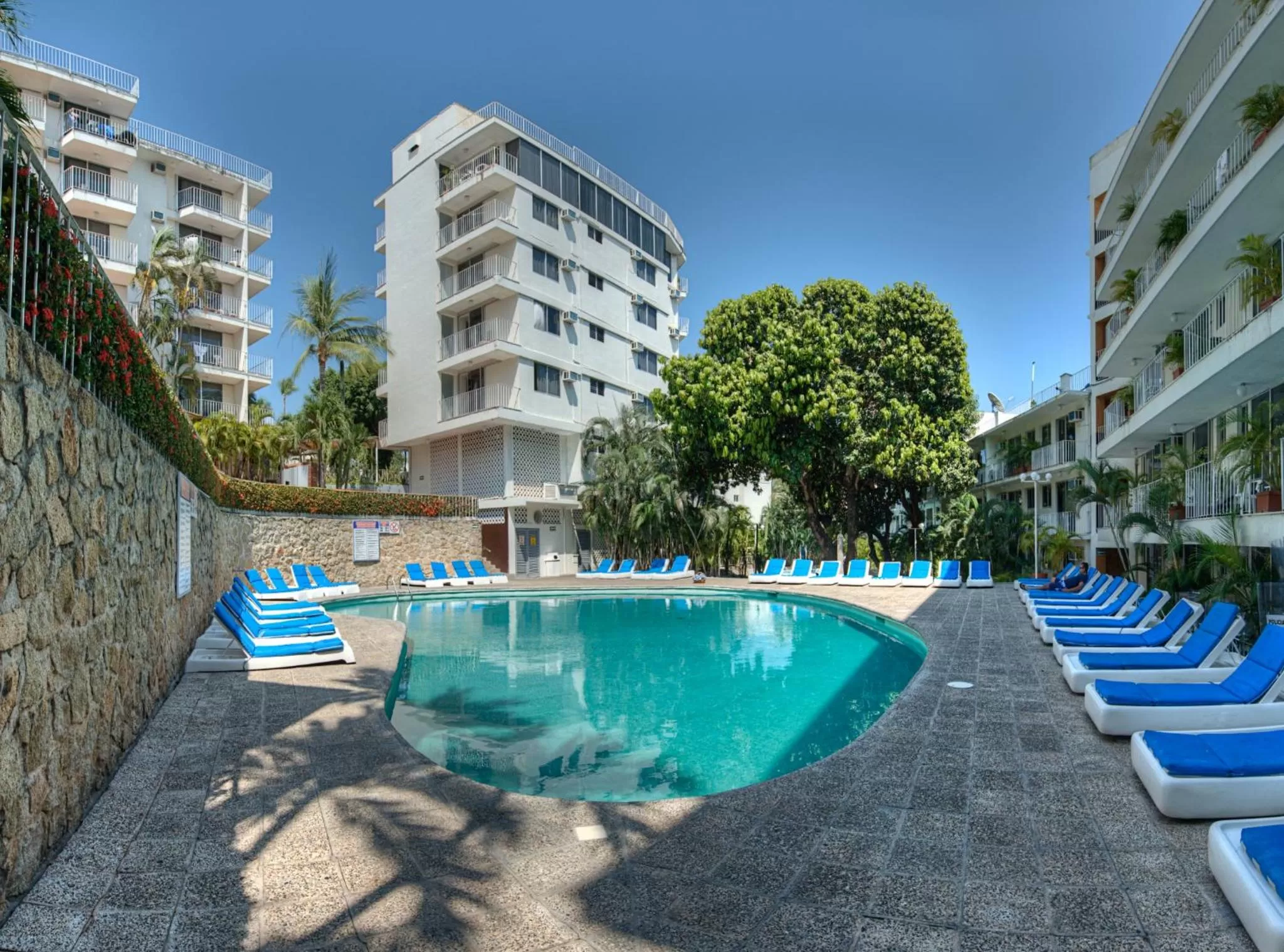 Swimming pool in Alba Suites Acapulco