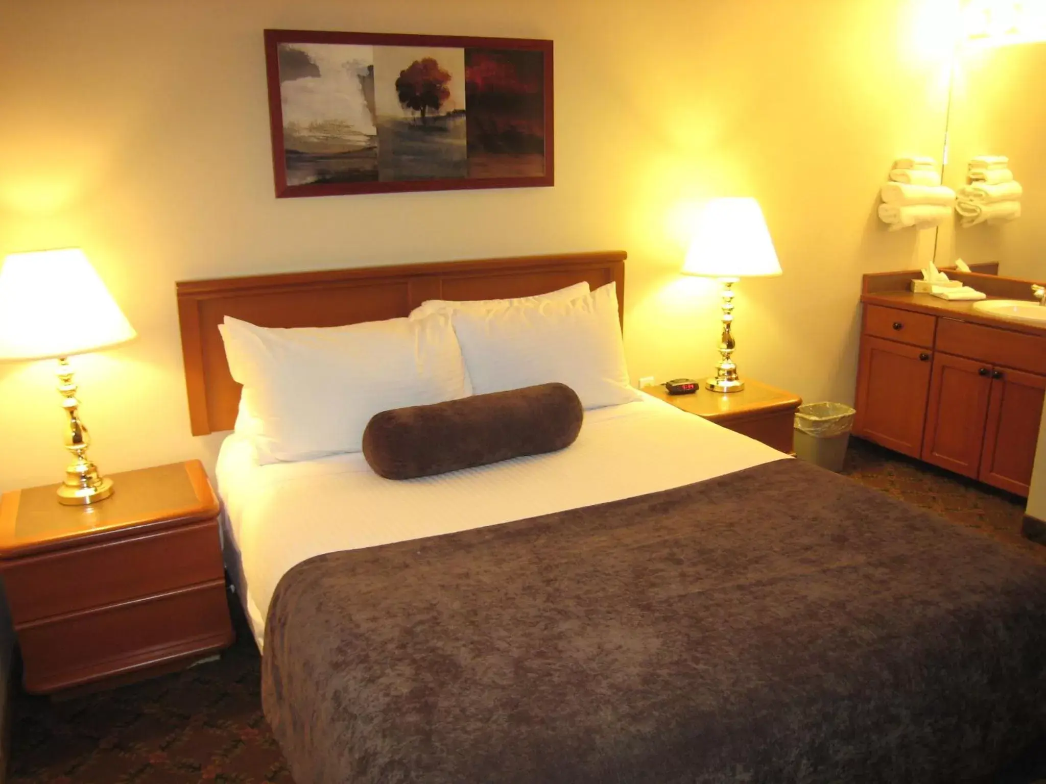 Deluxe Queen Suite - Non-Smoking in Super 8 by Wyndham Castlegar BC Deluxe Queen Suite - Non-Smoking in Super 8 by Wyndham Castlegar BC