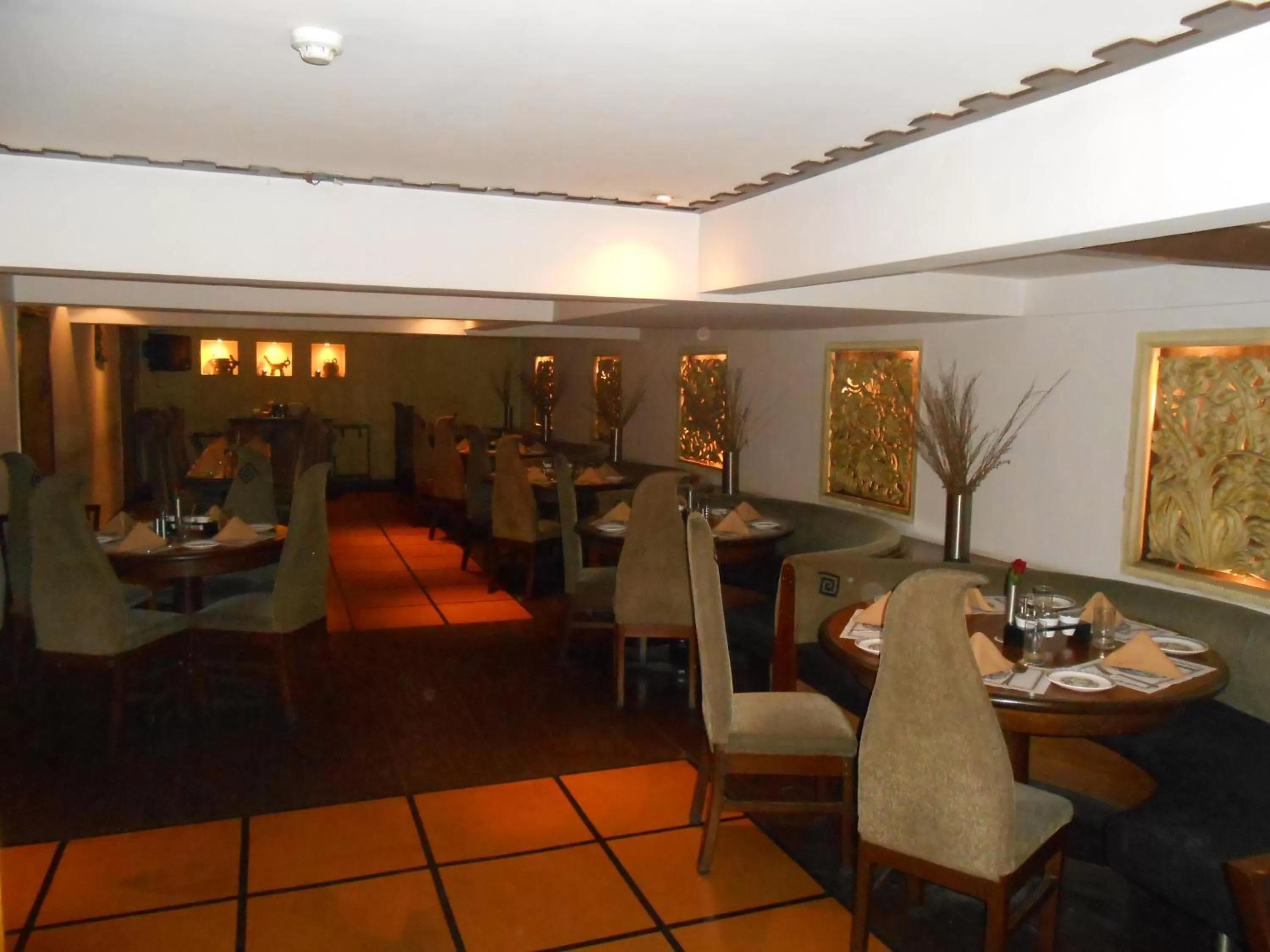 Restaurant/places to eat in Lytton Hotel