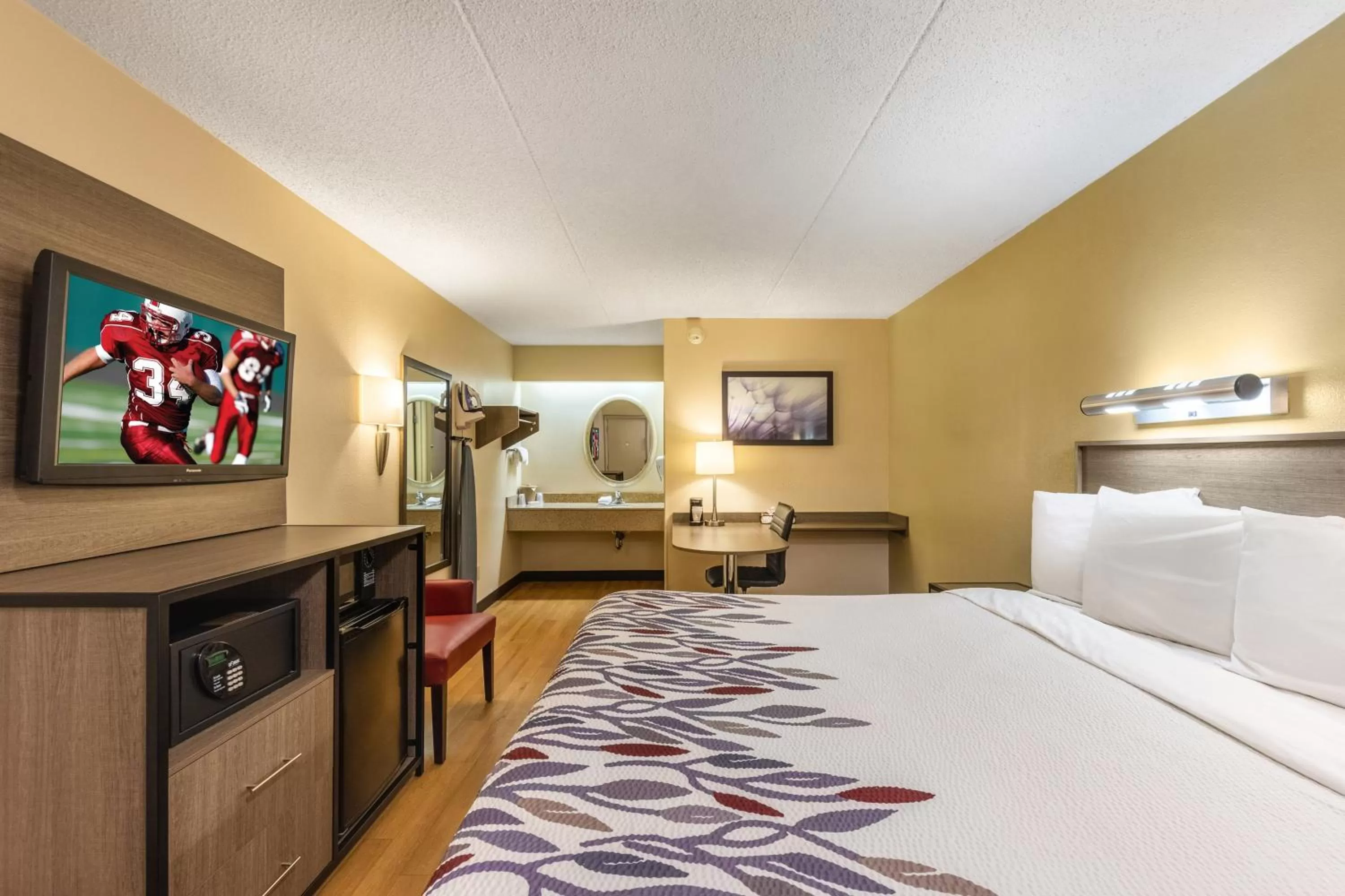 Photo of the whole room, Bed in Red Roof Inn Kalamazoo West - Western Michigan U