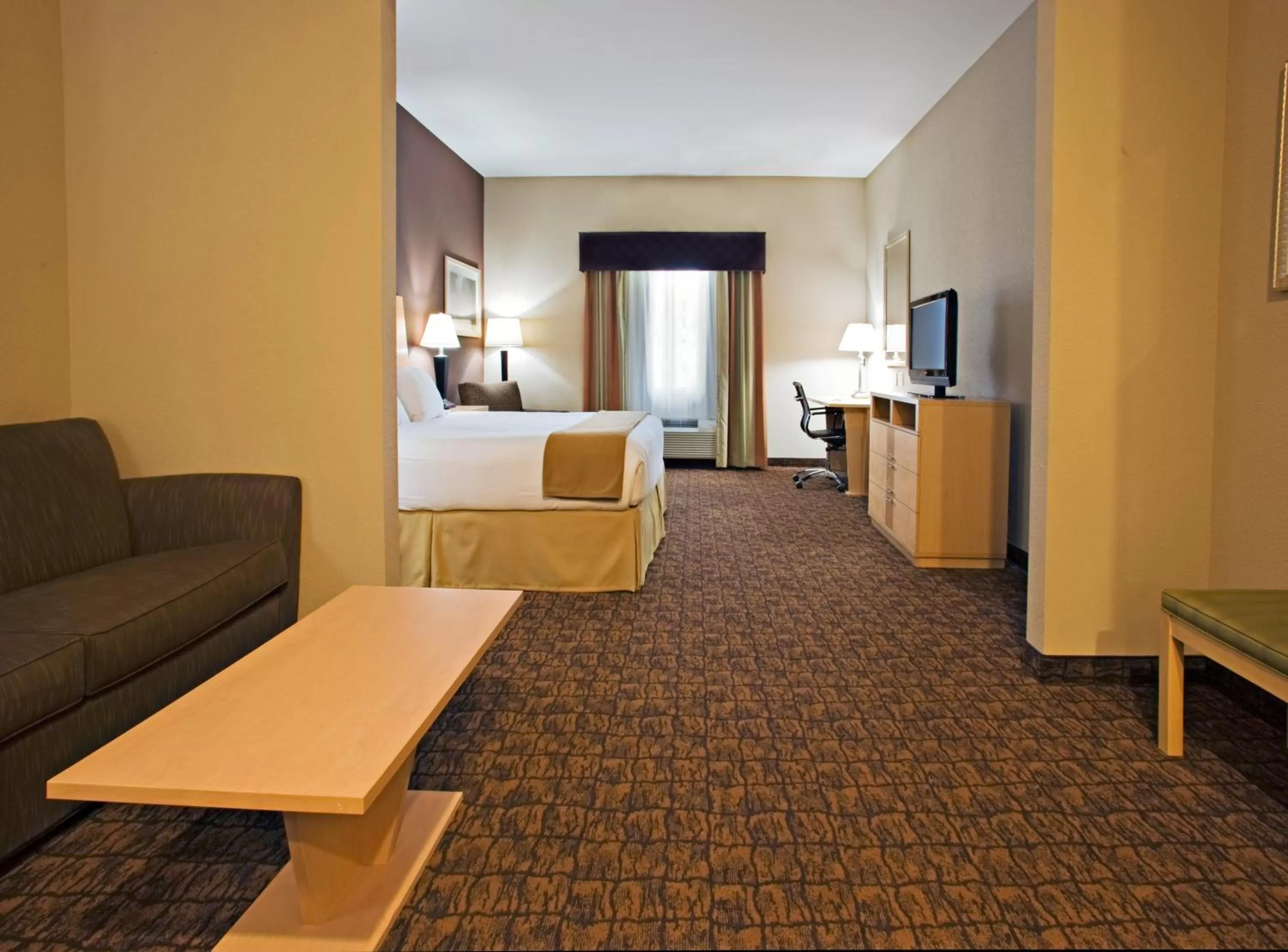 Bed in Holiday Inn Express Hotel and Suites Borger by IHG