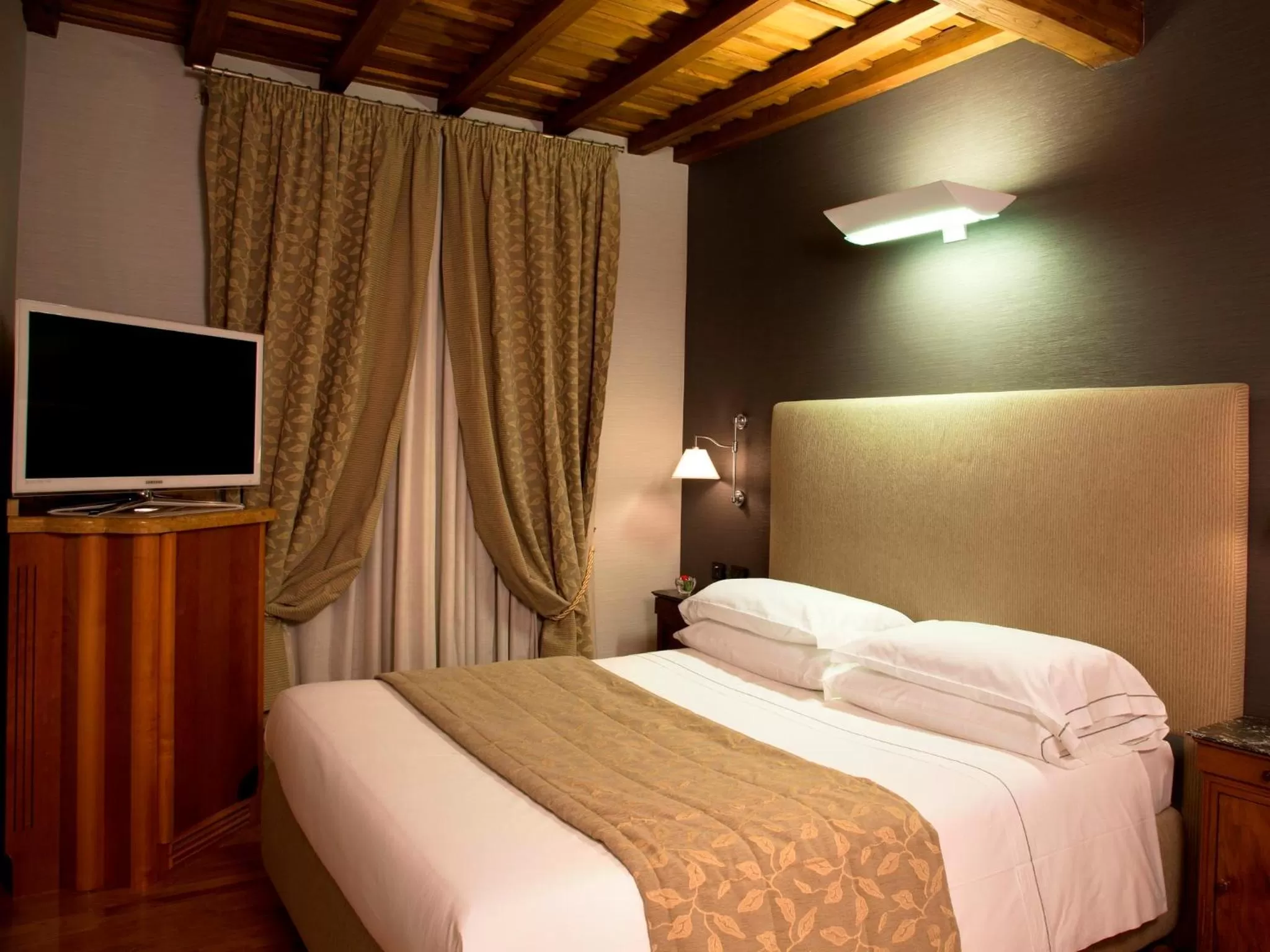 Bed in Hotel Valadier