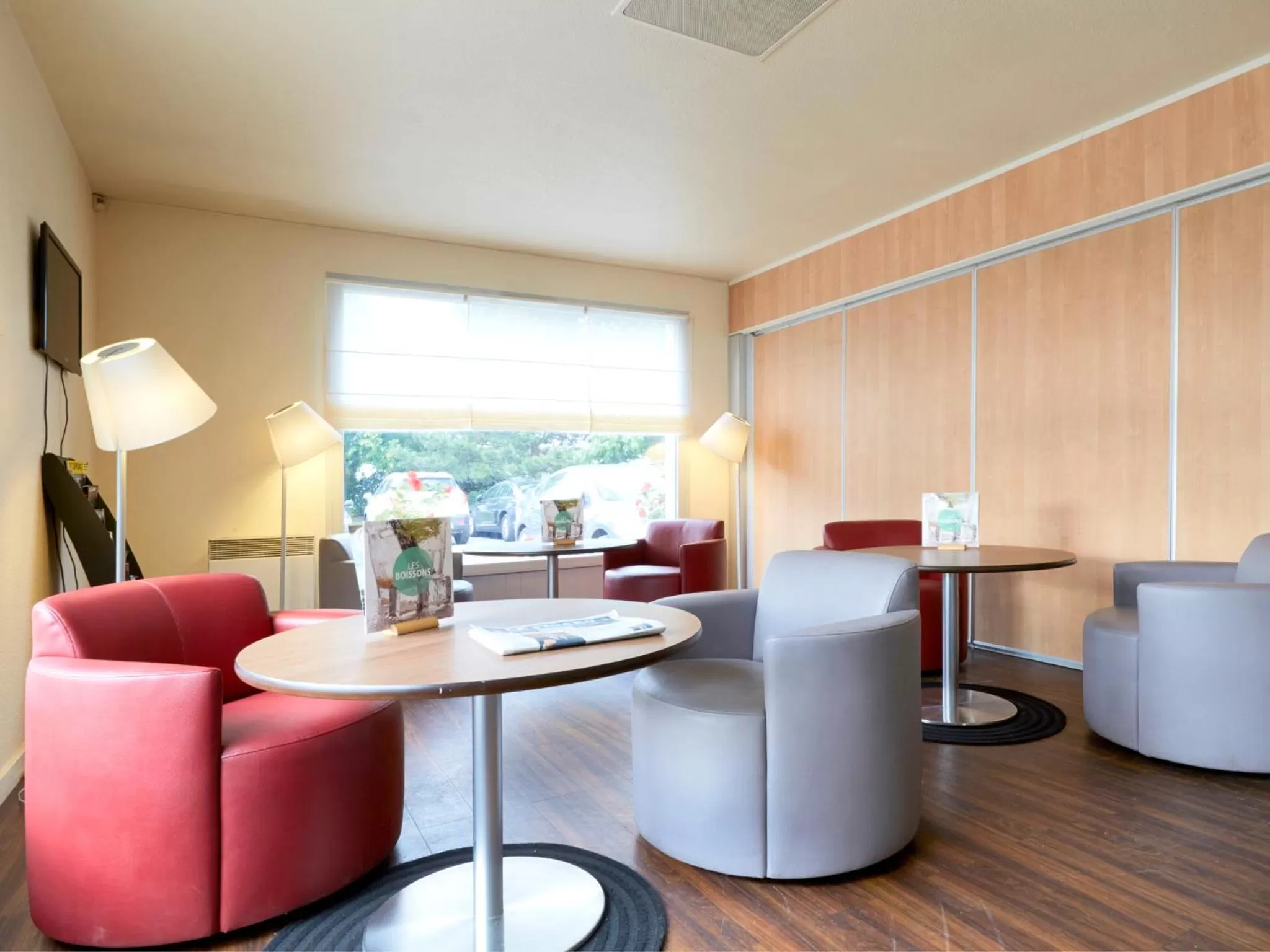 Lounge or bar in Campanile Chalon sur Saône