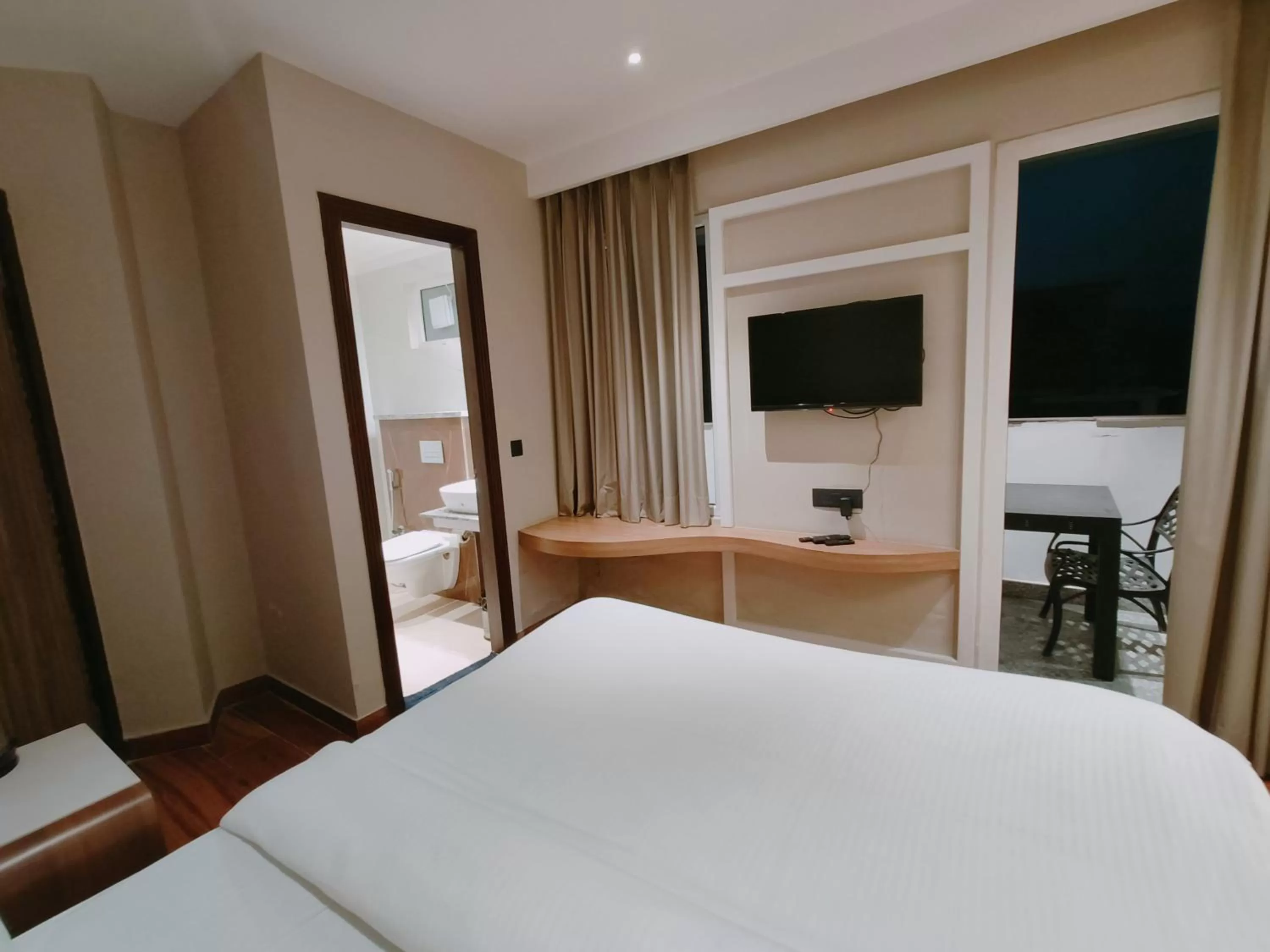 Bedroom, Bed in Aura Rooms