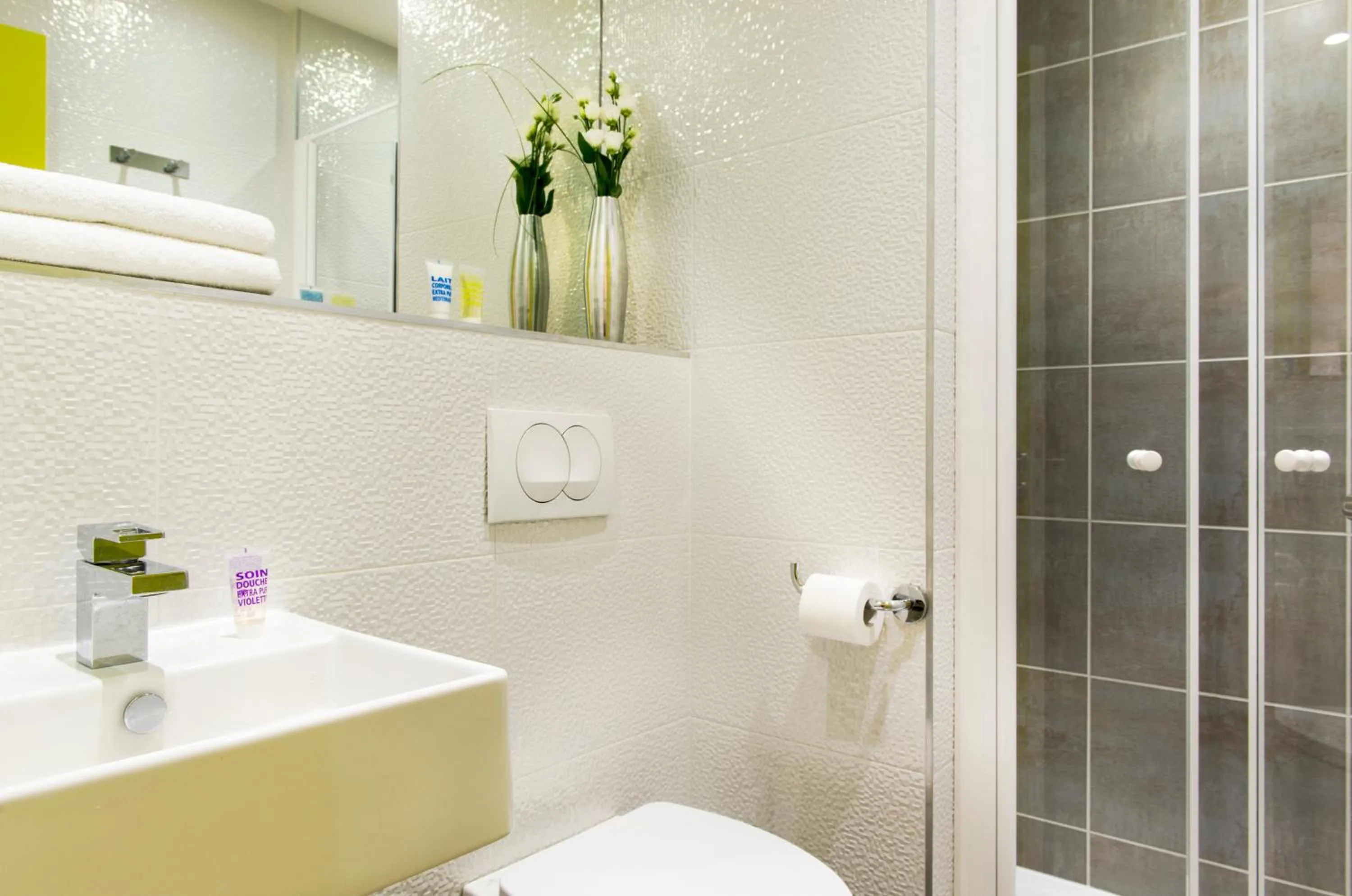 Shower in Hotel Bel Oranger Gare de Lyon