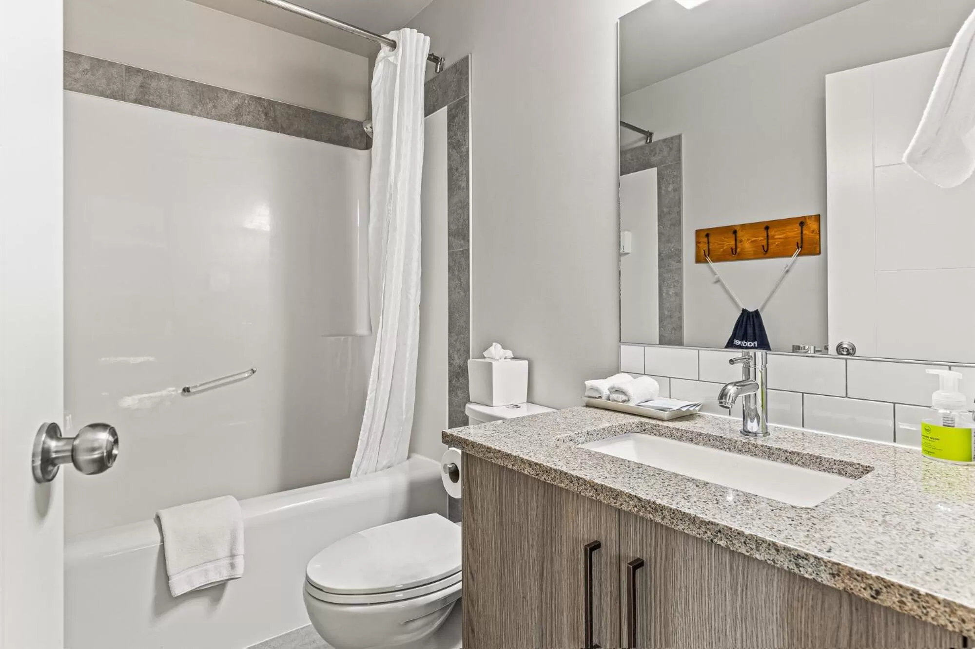 Deluxe Double Room in Basecamp Lodge Canmore