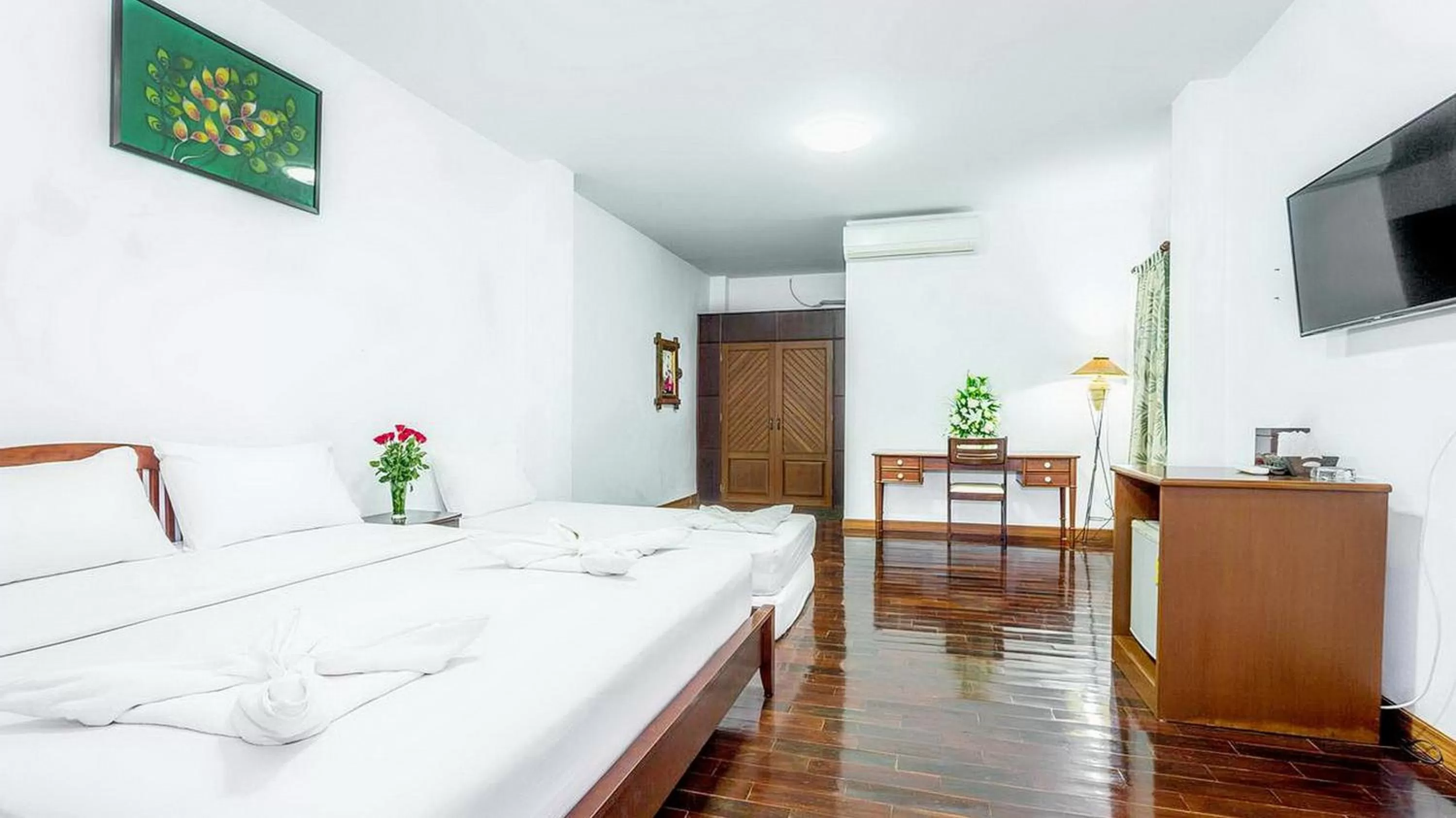 Photo of the whole room, Bed in Doo Dee Boutique Resort by Swiss Chalet