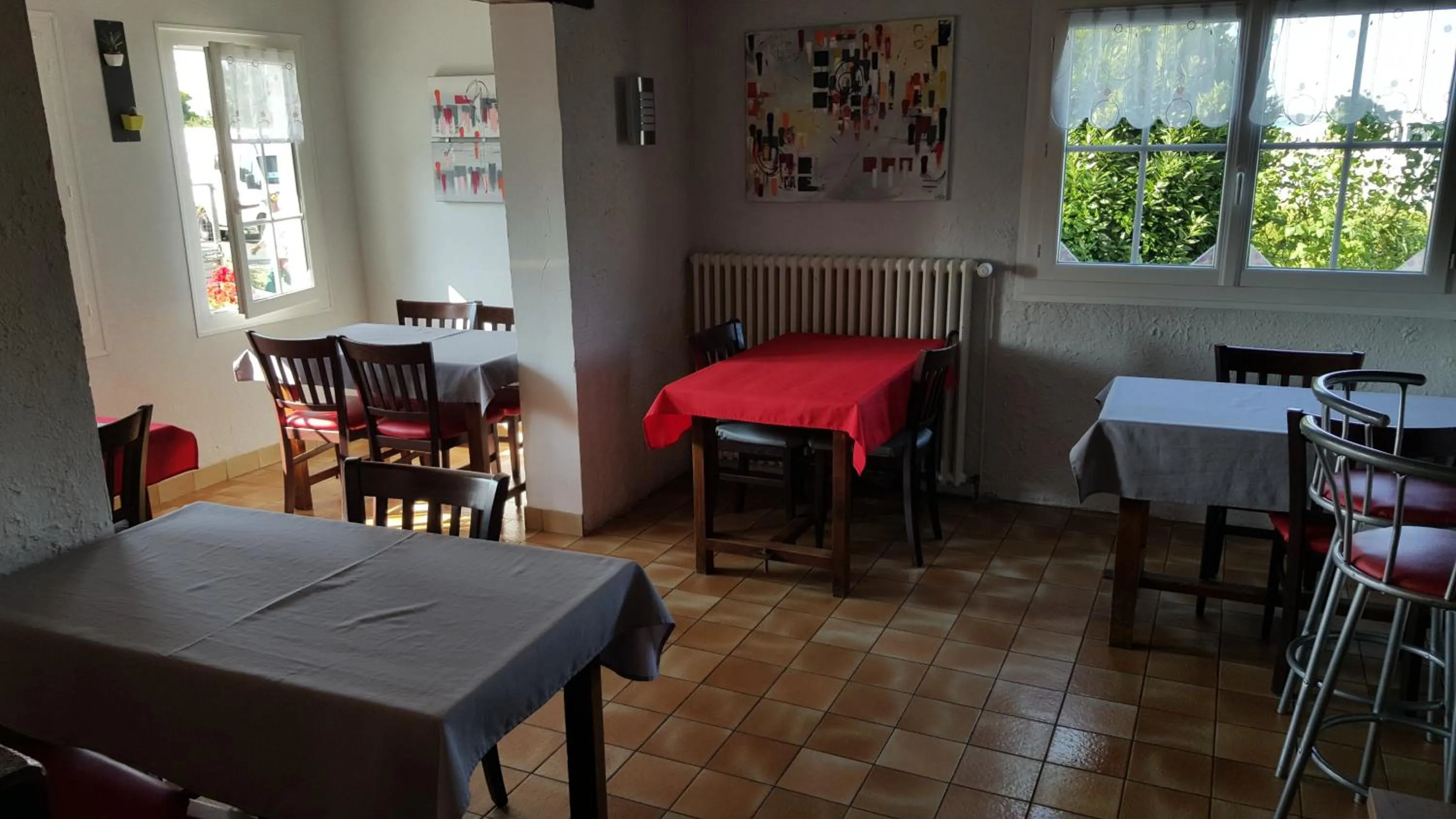 Restaurant/places to eat in Hotel Le Cormier 9