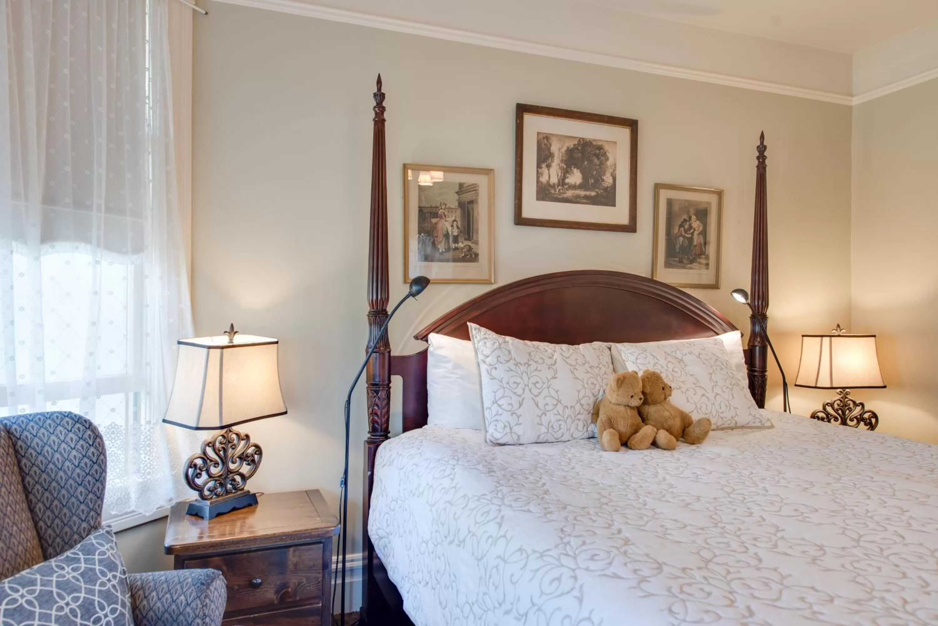 Bed in O Canada House Bed & Breakfast