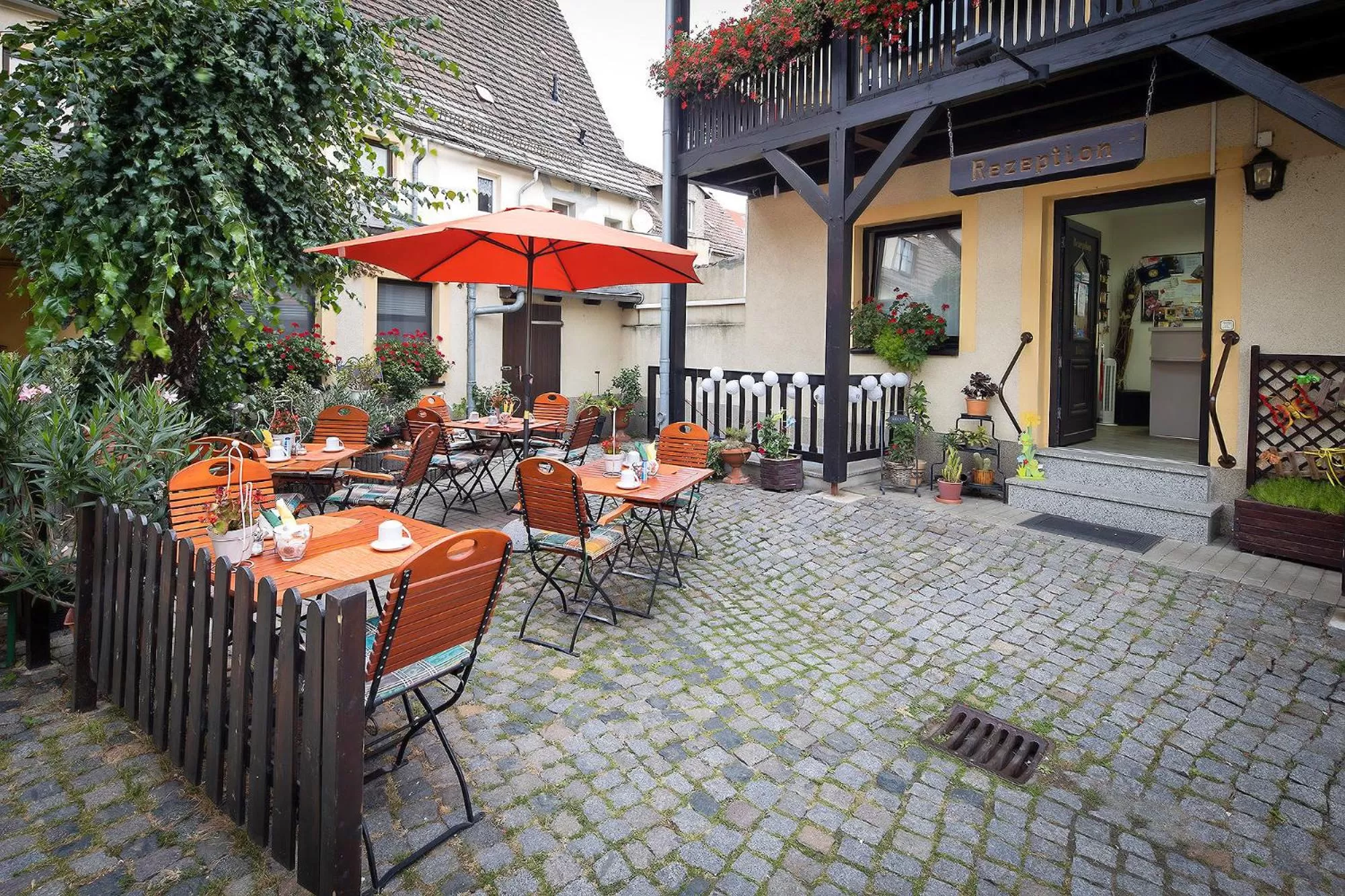 Patio, Restaurant/Places to Eat in Hotel-Pension zum Markt