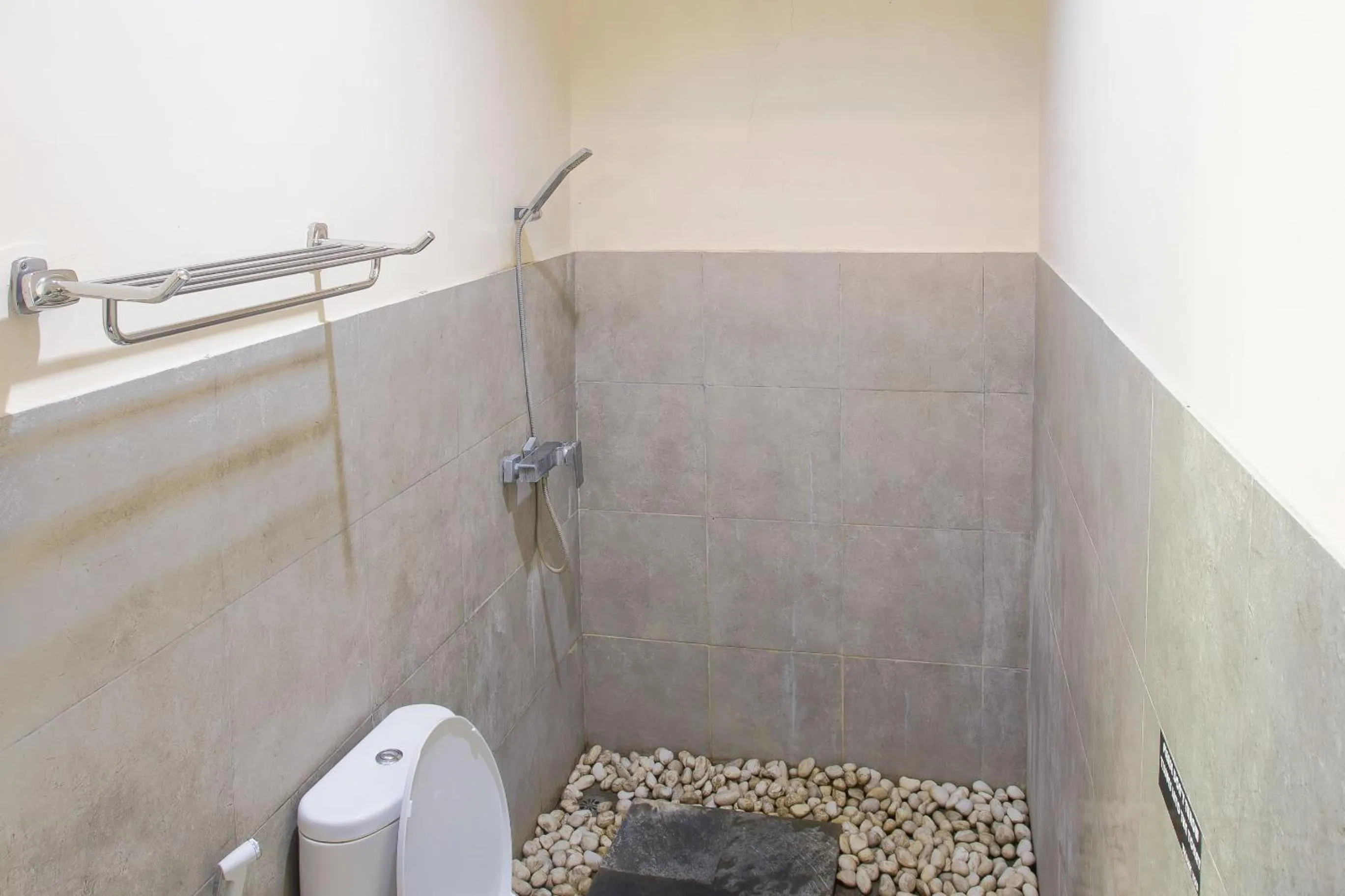 Toilet in Blanjong Homestay by ecommerceloka