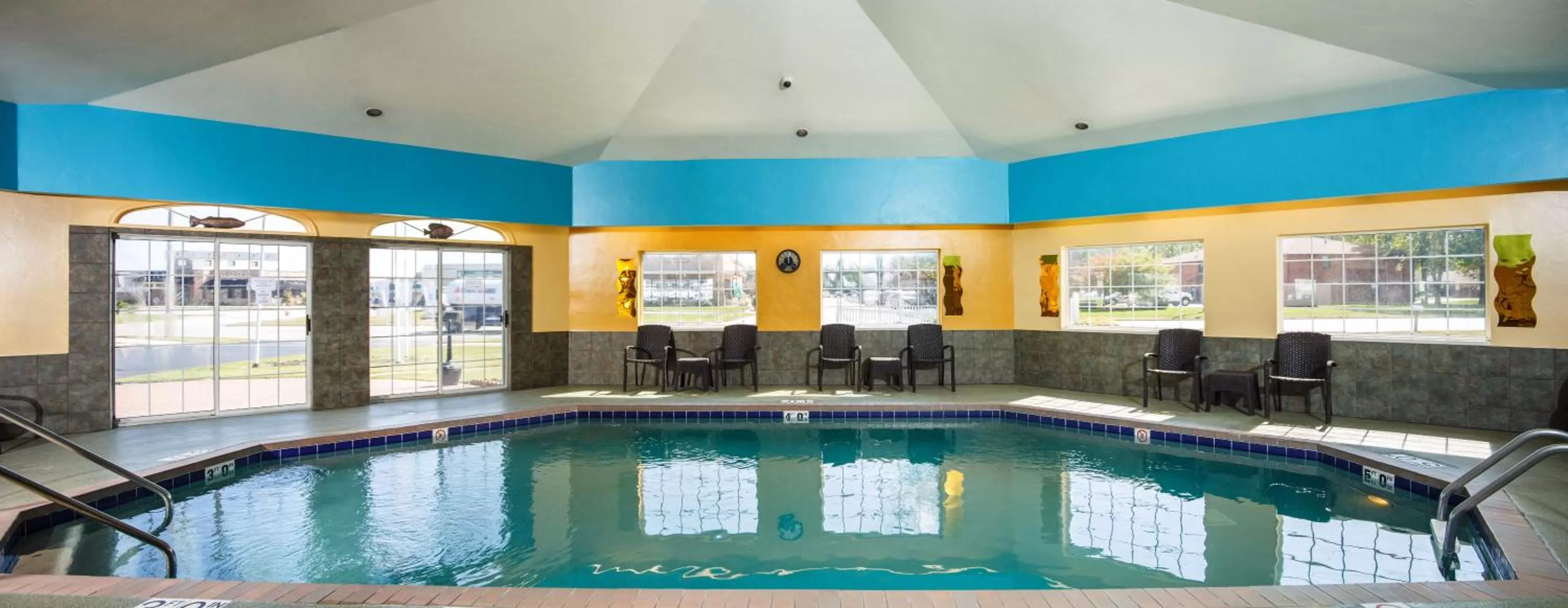 Swimming pool in Hotel J Green Bay