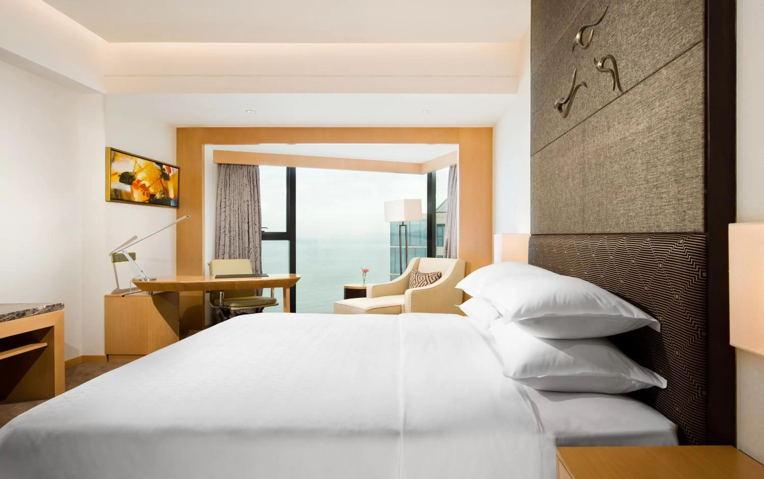 Bedroom, Bed in Sheraton Yantai Golden Beach Resort