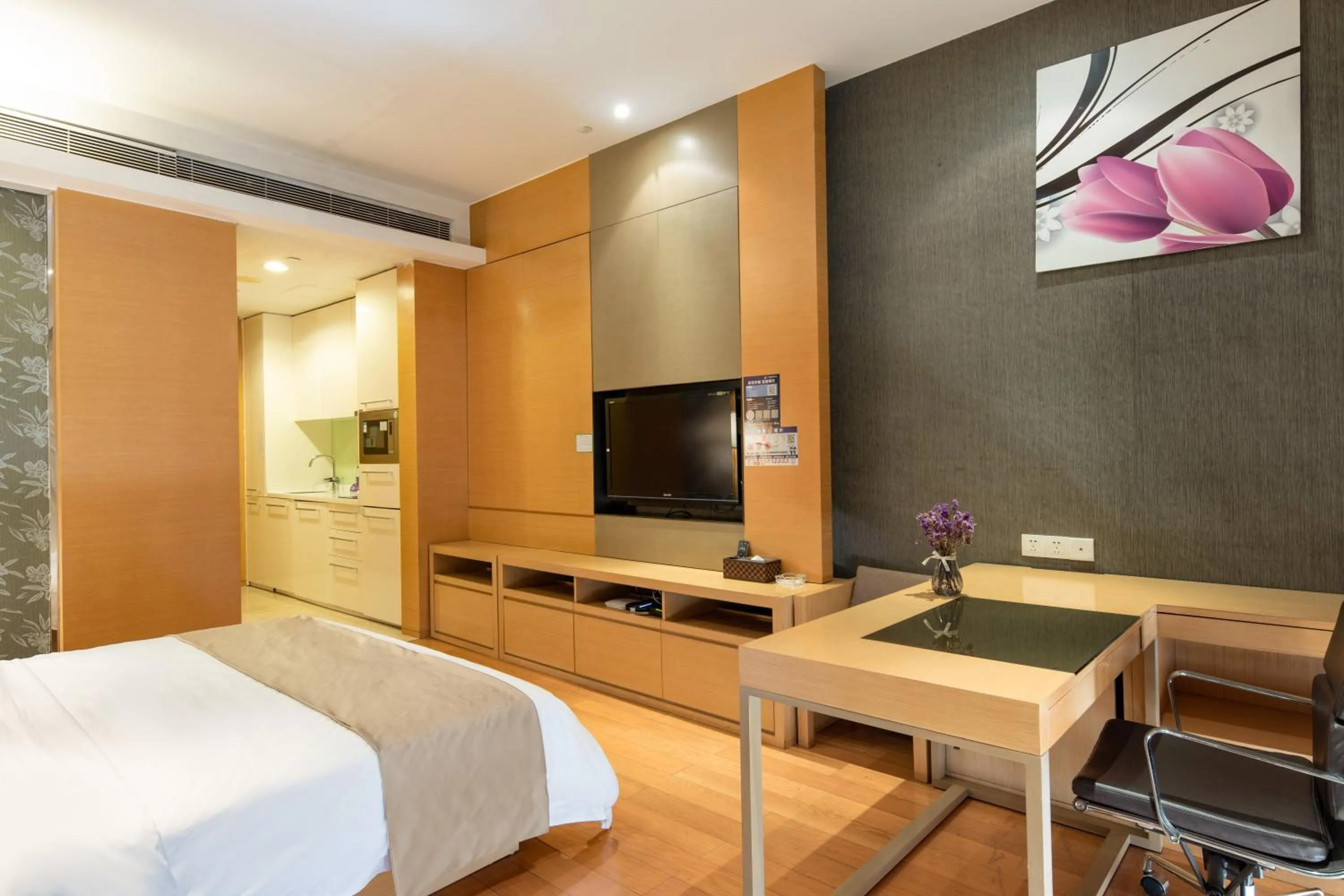 Communal lounge/ TV room, Bed in Guangzhou Xing Yi International Apartment - Poly World Branch