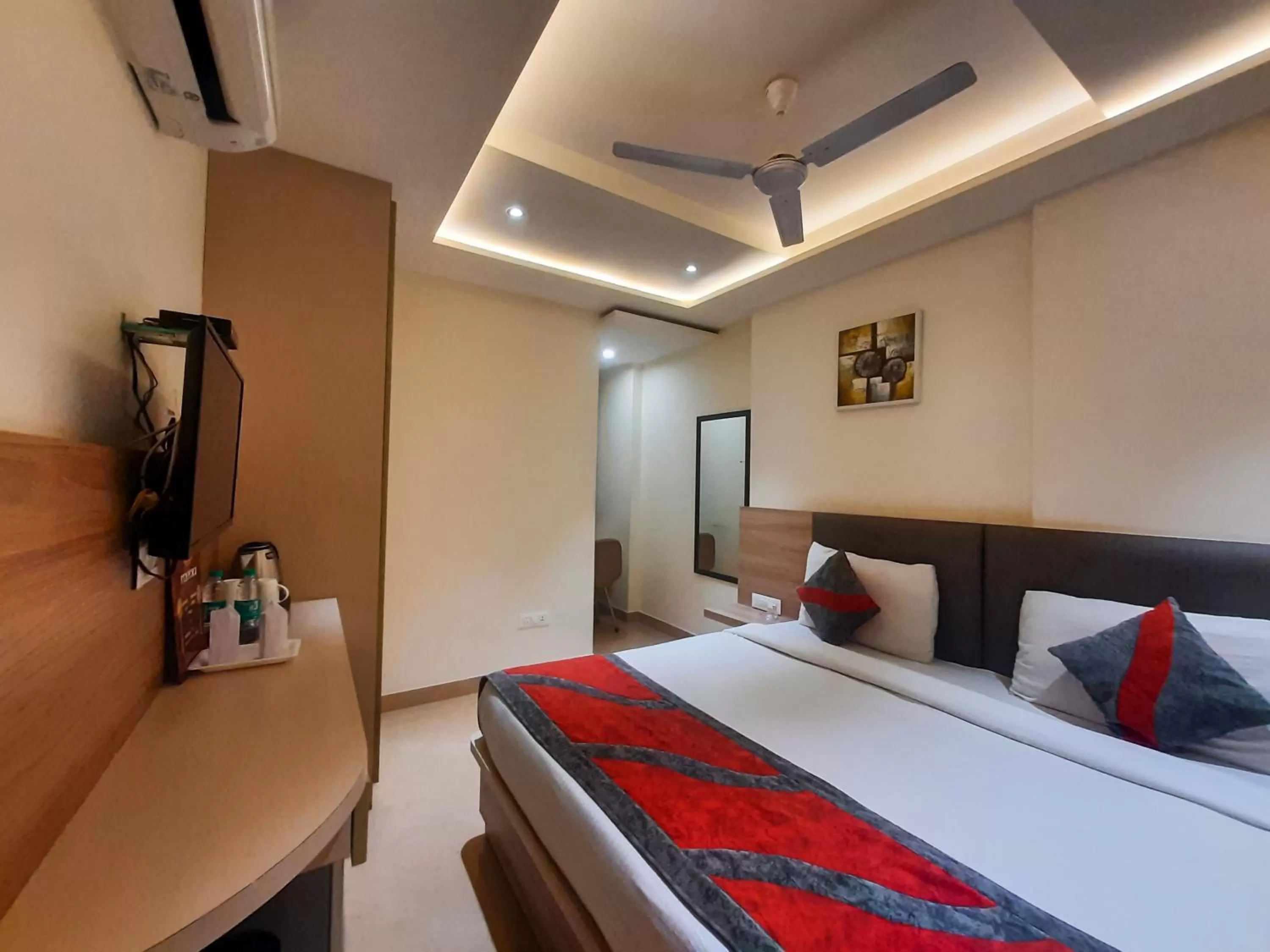 Bedroom, Bed in Hotel Tripple Tree - Karol Bagh