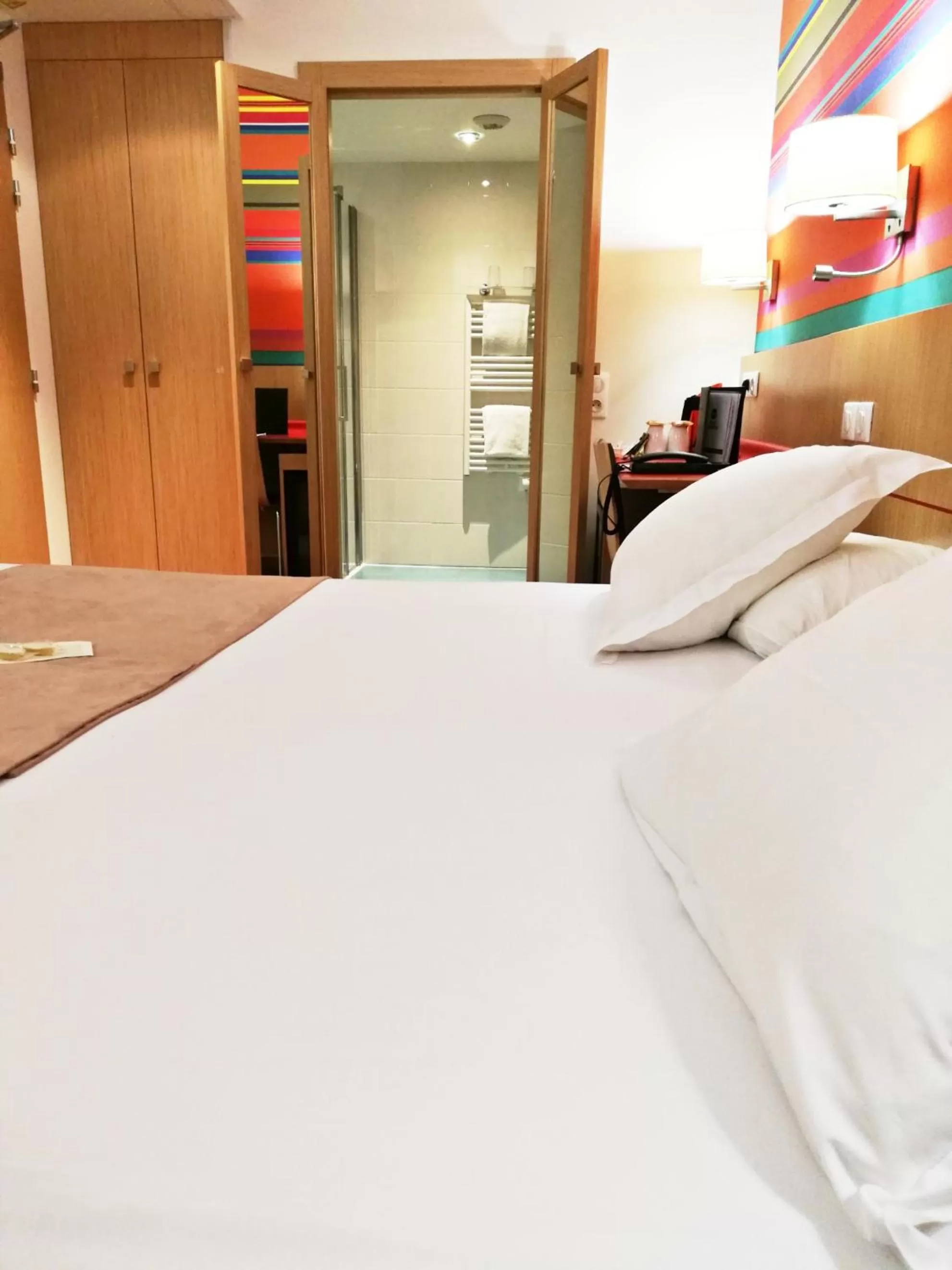 Bedroom, Bed in Best Western Hotel du Mucem