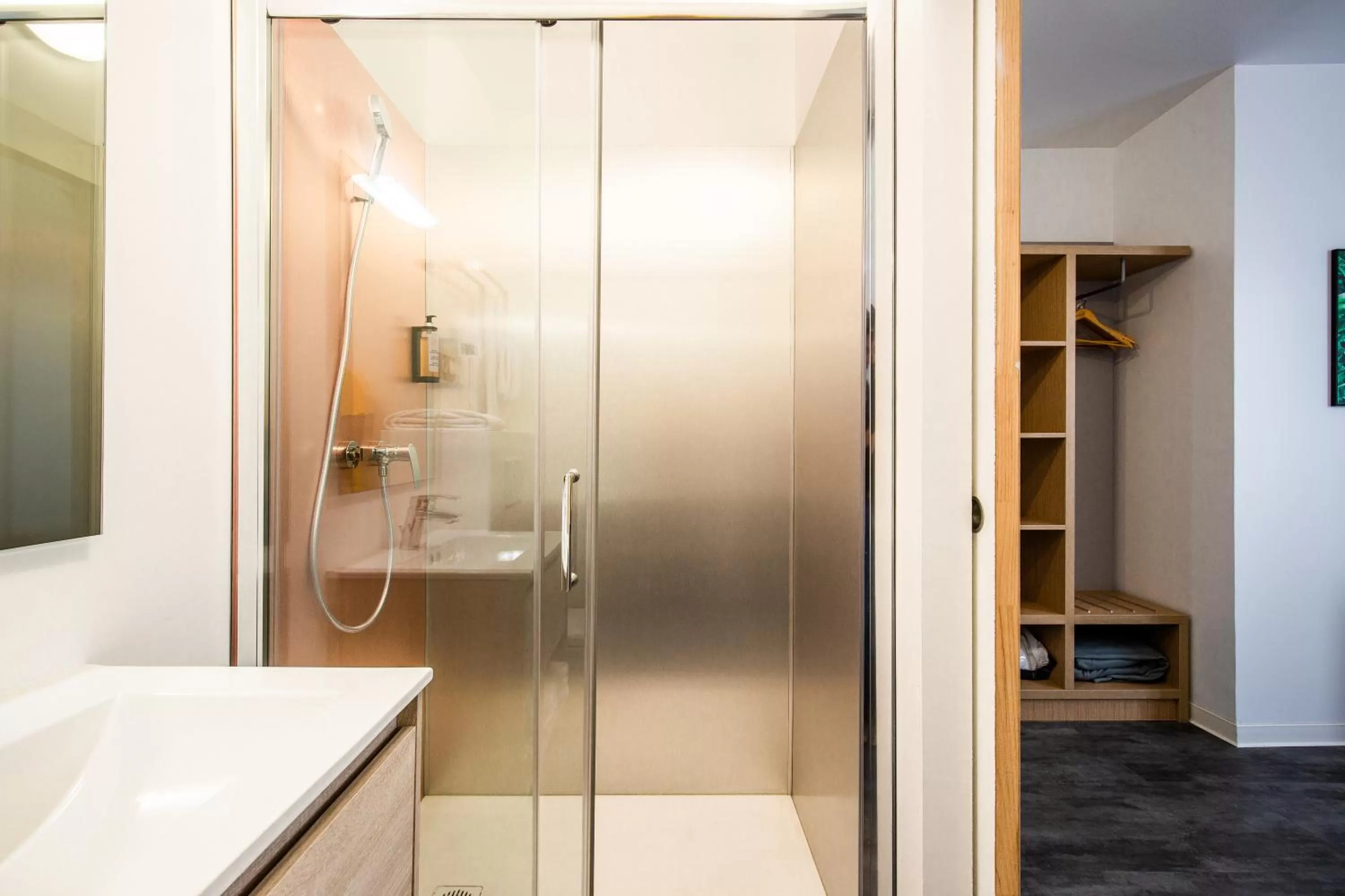 Shower in Hôtel PB - Paris-Barcelone