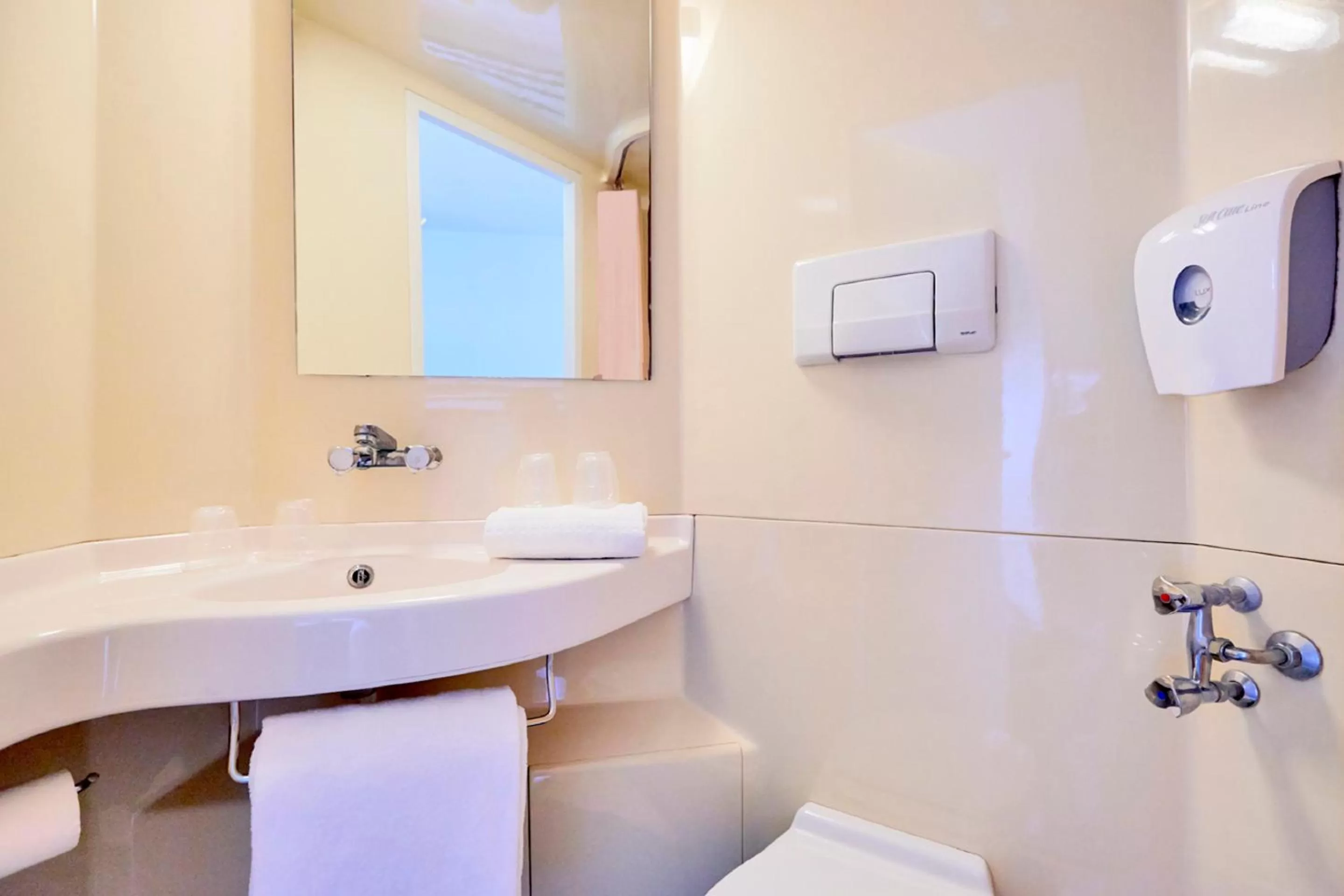 Bathroom in Premiere Classe Nancy Est Essey