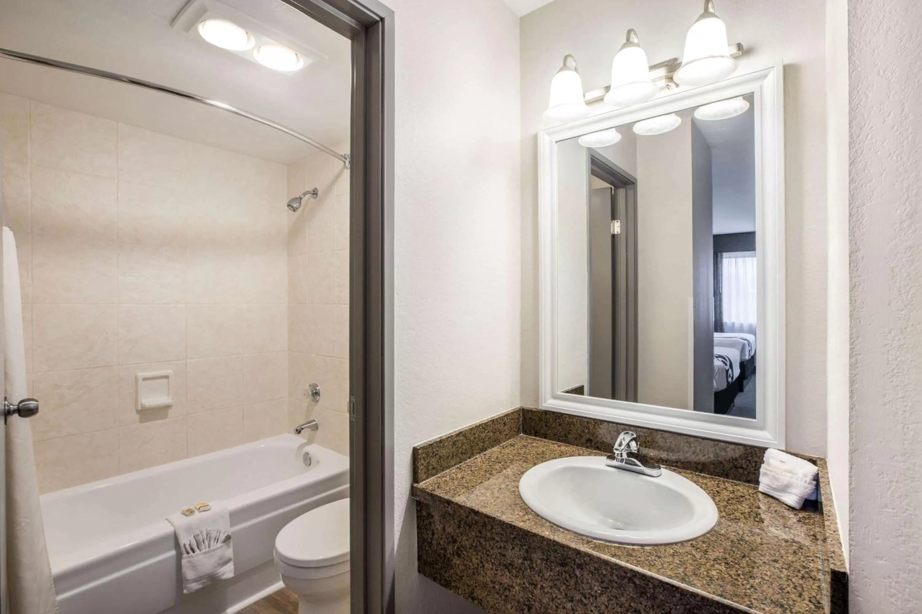 Bathroom in La Quinta Inn by Wyndham Everett