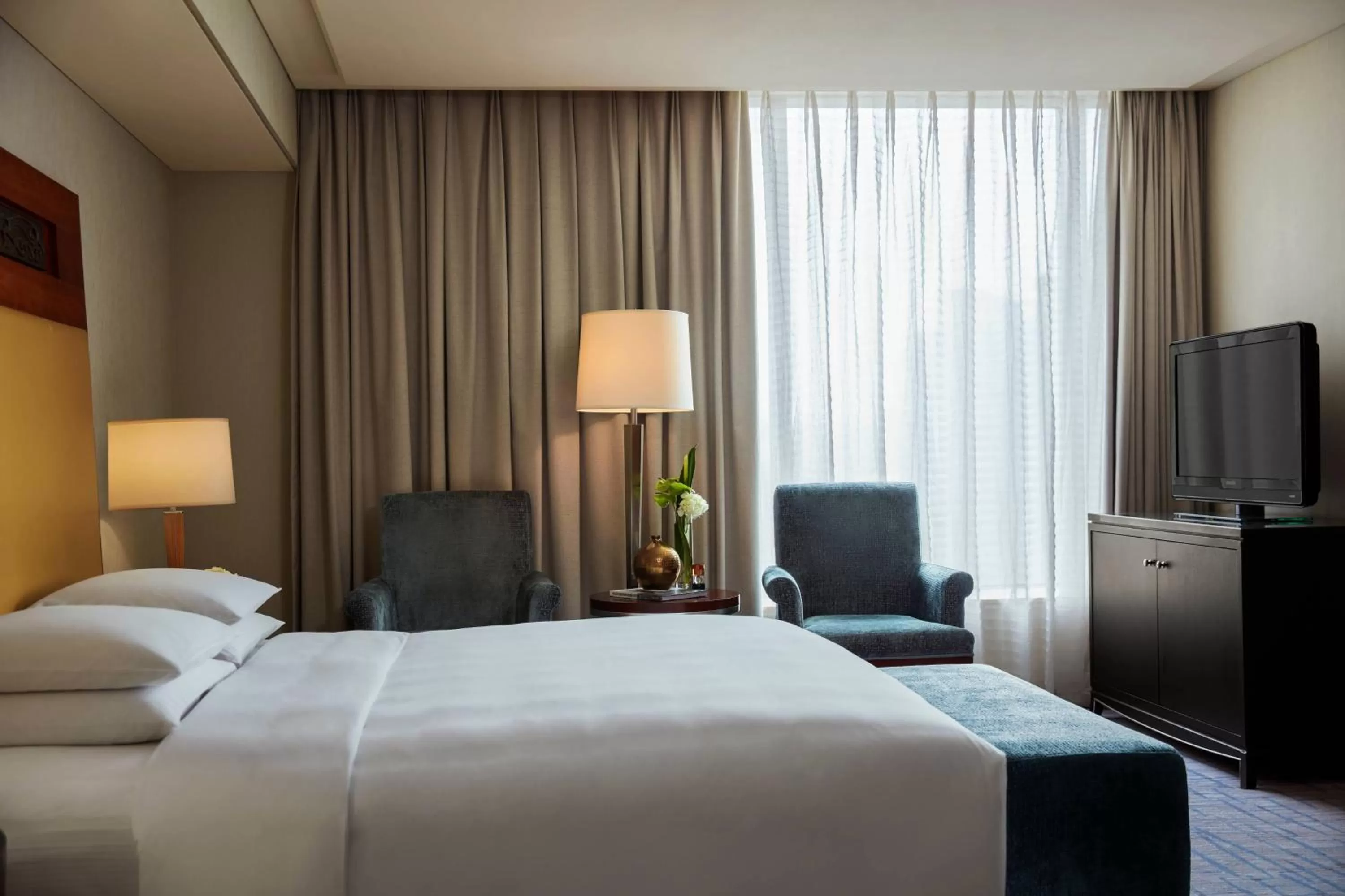 Club R Suite room with King Bed in Renaissance Wuhan Hotel