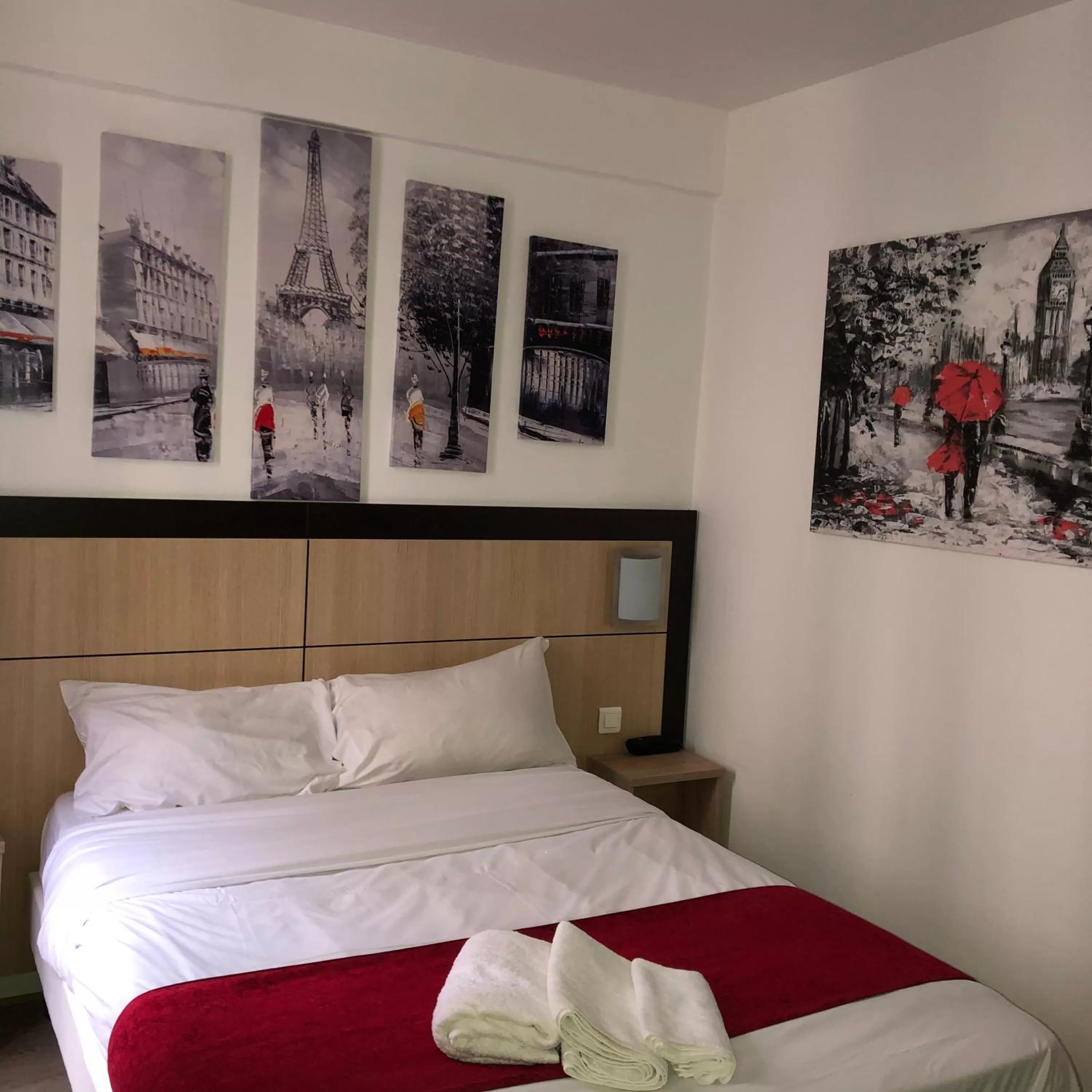 Bed in Hôtel de Bordeaux