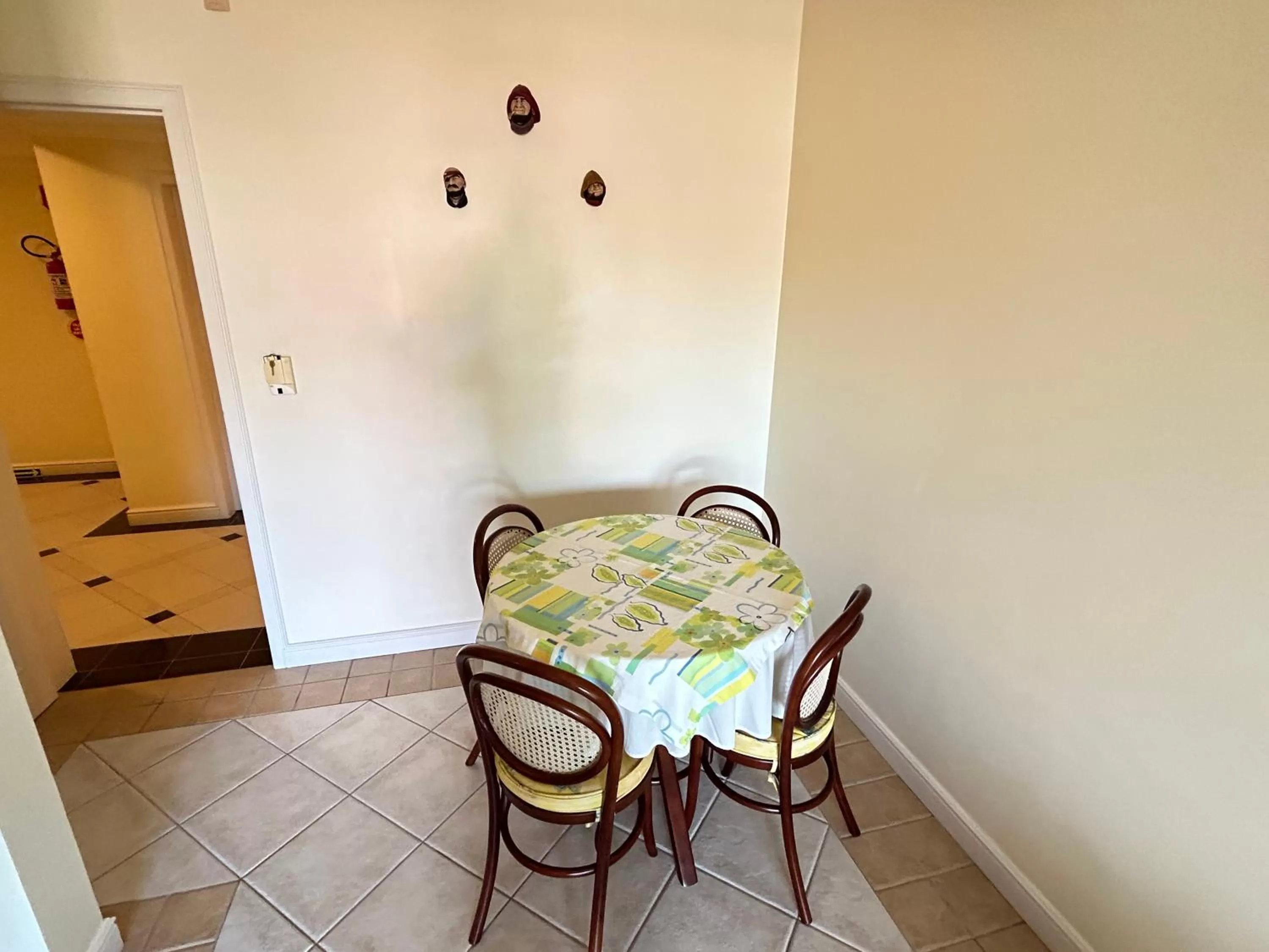 Seating area, Dining Area in Golfinhos Apart Hotel