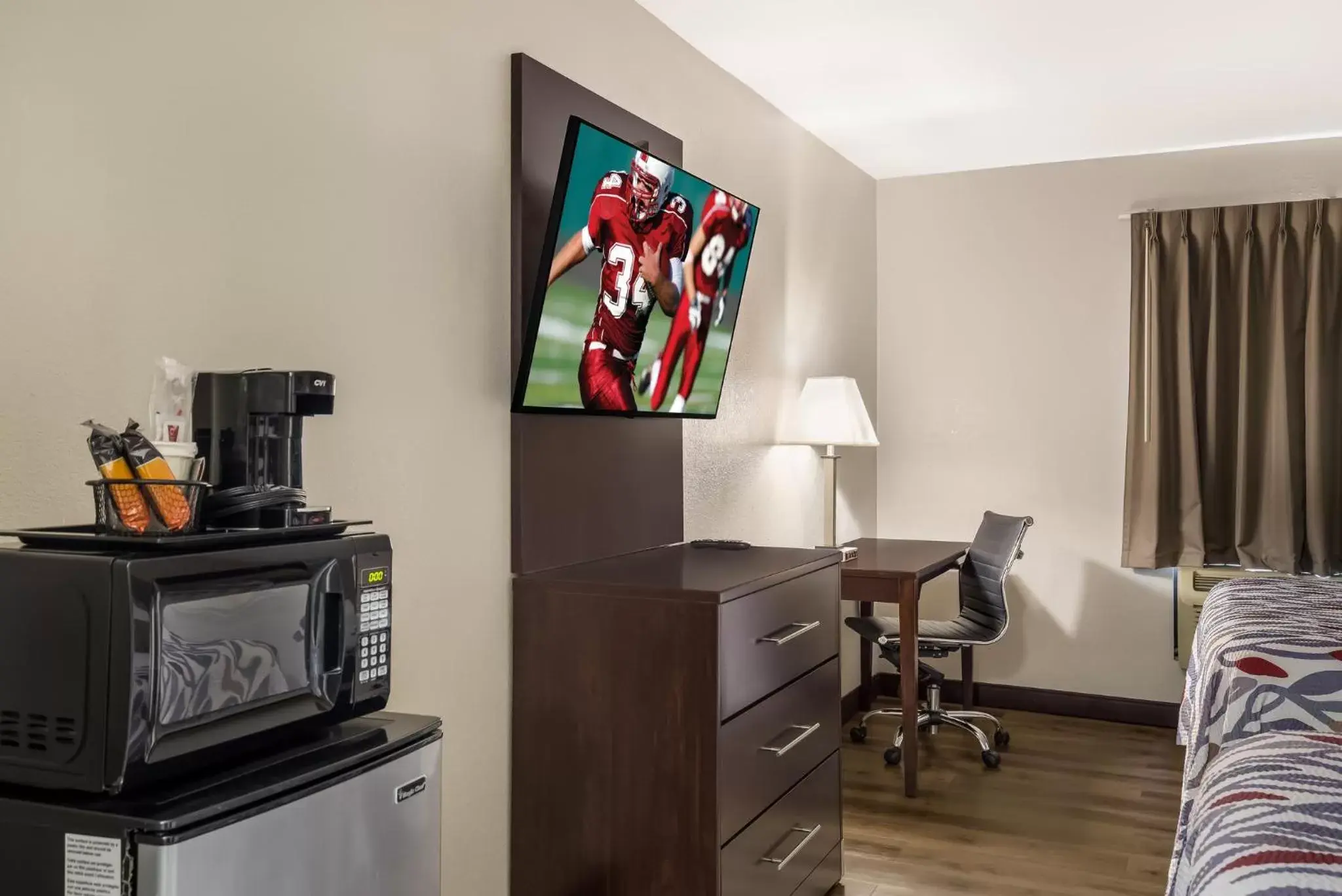 Deluxe Queen Room Disability Access Roll-In Shower Smoke Free in Red Roof Inn Allentown South Deluxe Queen Room Disability Access Roll-In Shower Smoke Free in Red Roof Inn Allentown South