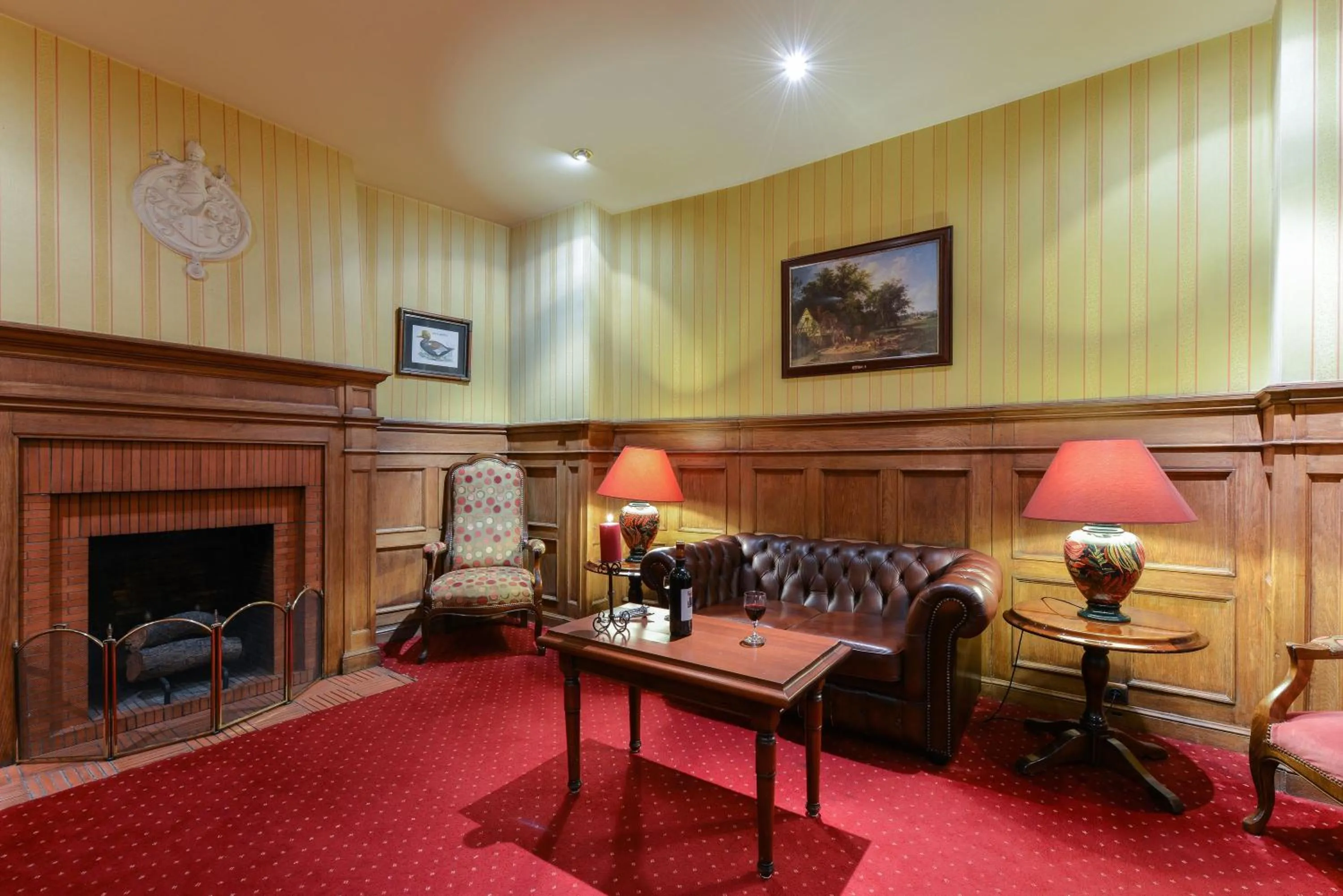 Communal lounge/ TV room in Hotel du Pré