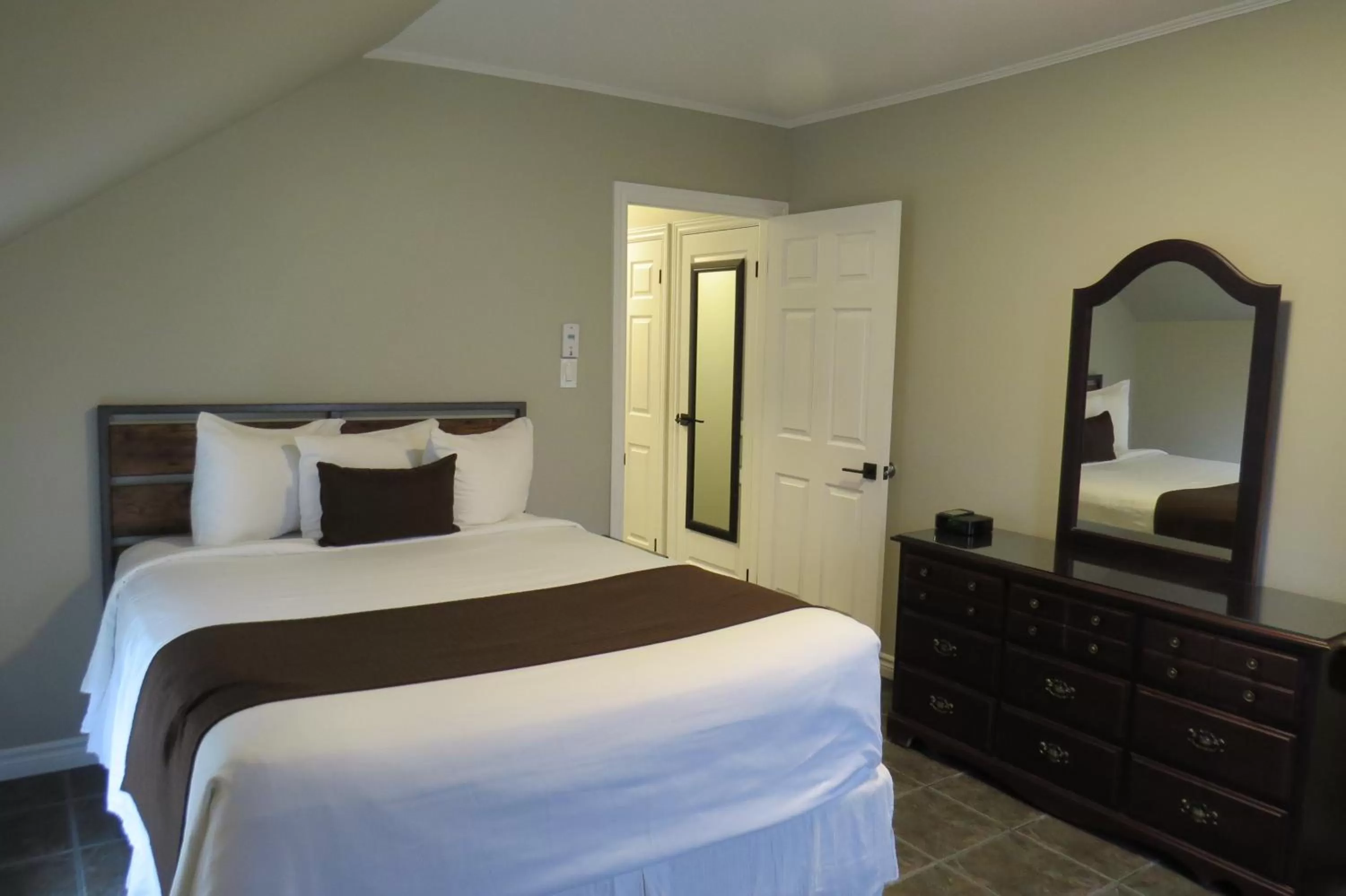 Bed in Dockside Suites