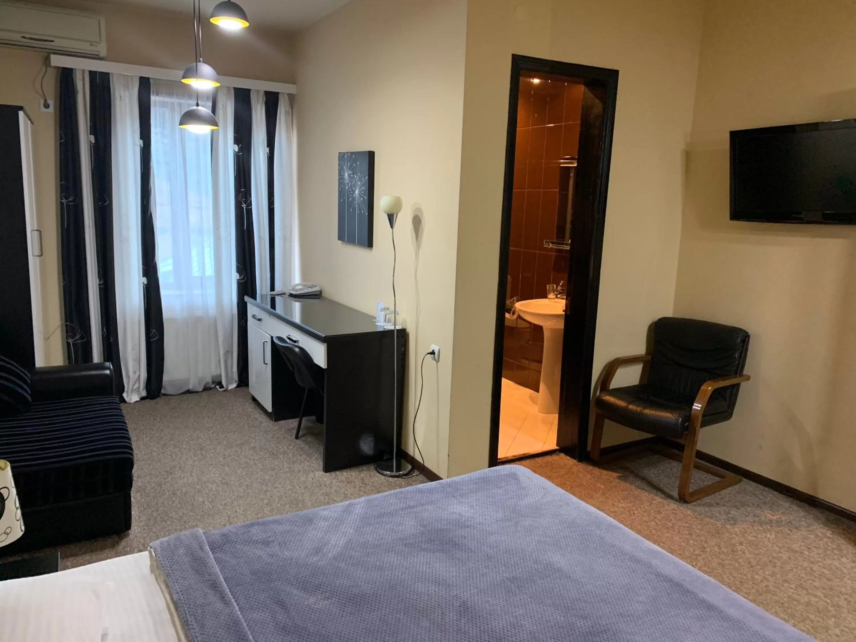 Photo of the whole room, Bed in Hotel Diplomat