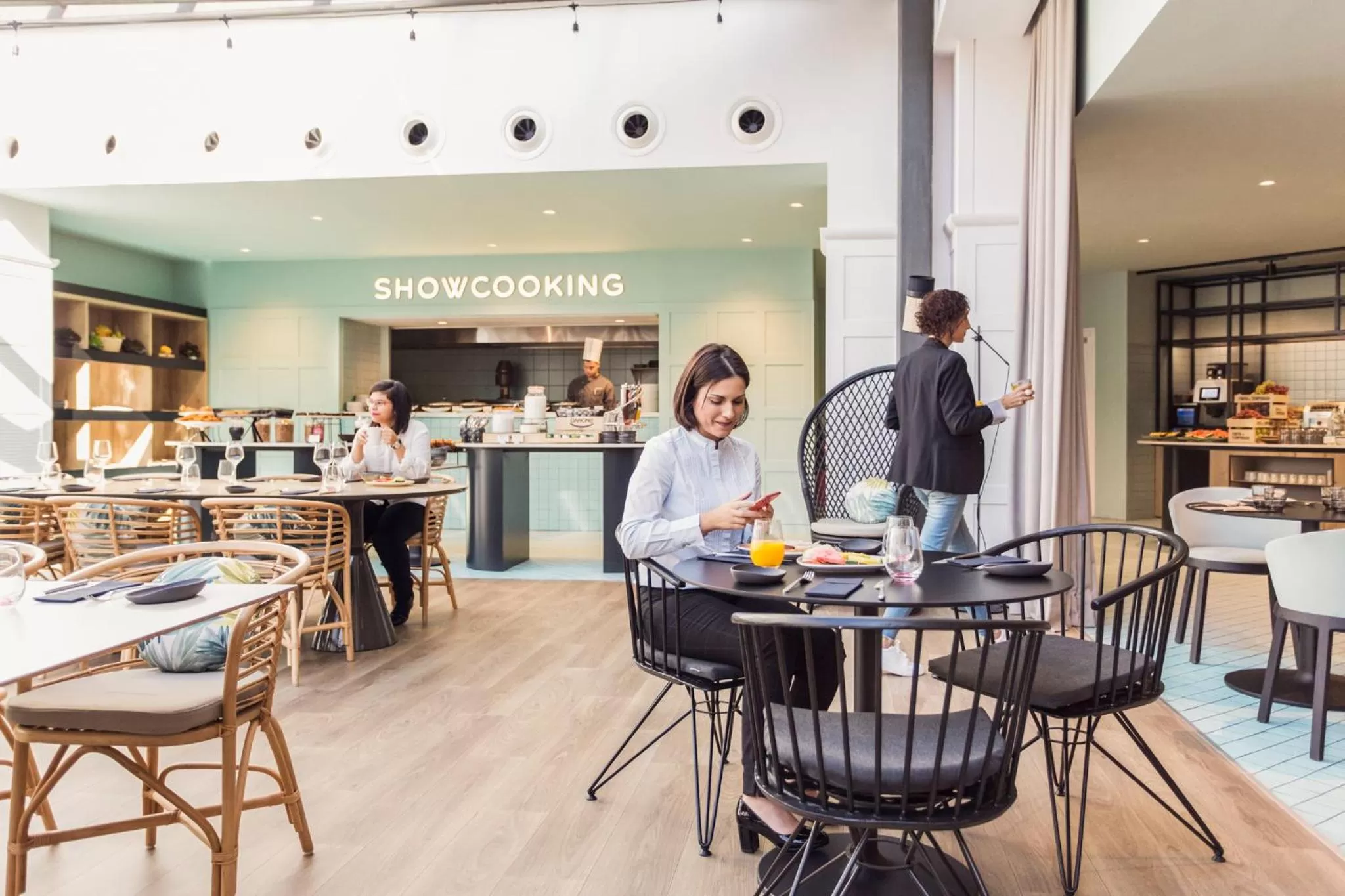 Restaurant/places to eat in Novotel Campo De Las Naciones