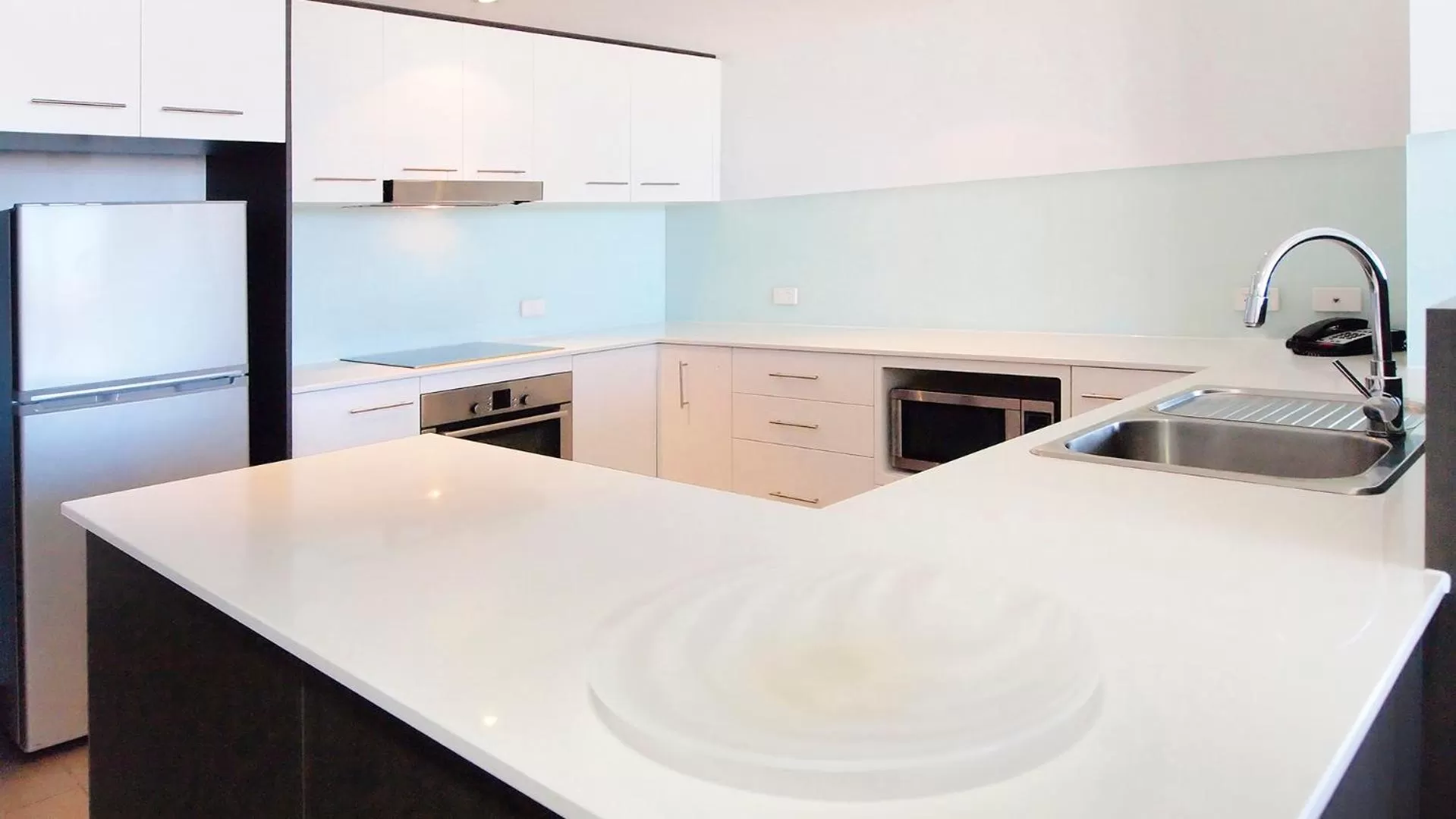 Kitchen or kitchenette in Oaks Townsville Gateway Suites
