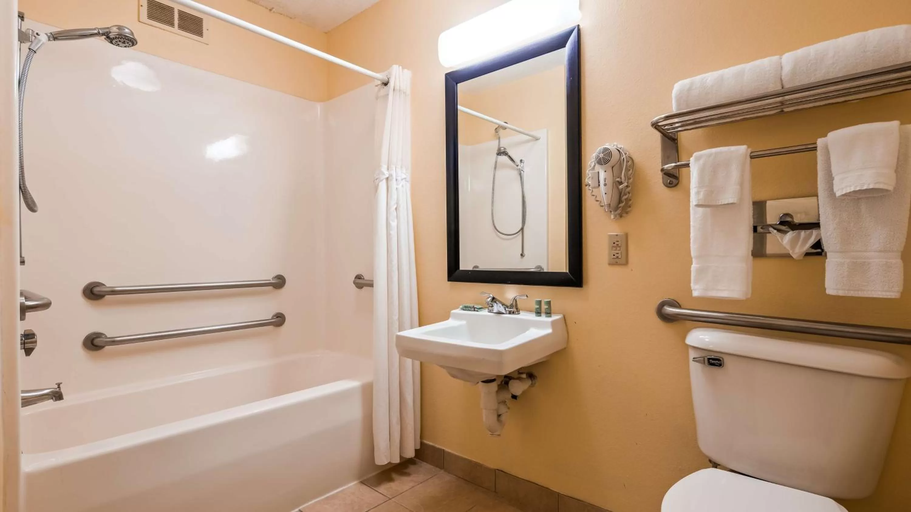 Bathroom in Best Western Muncie