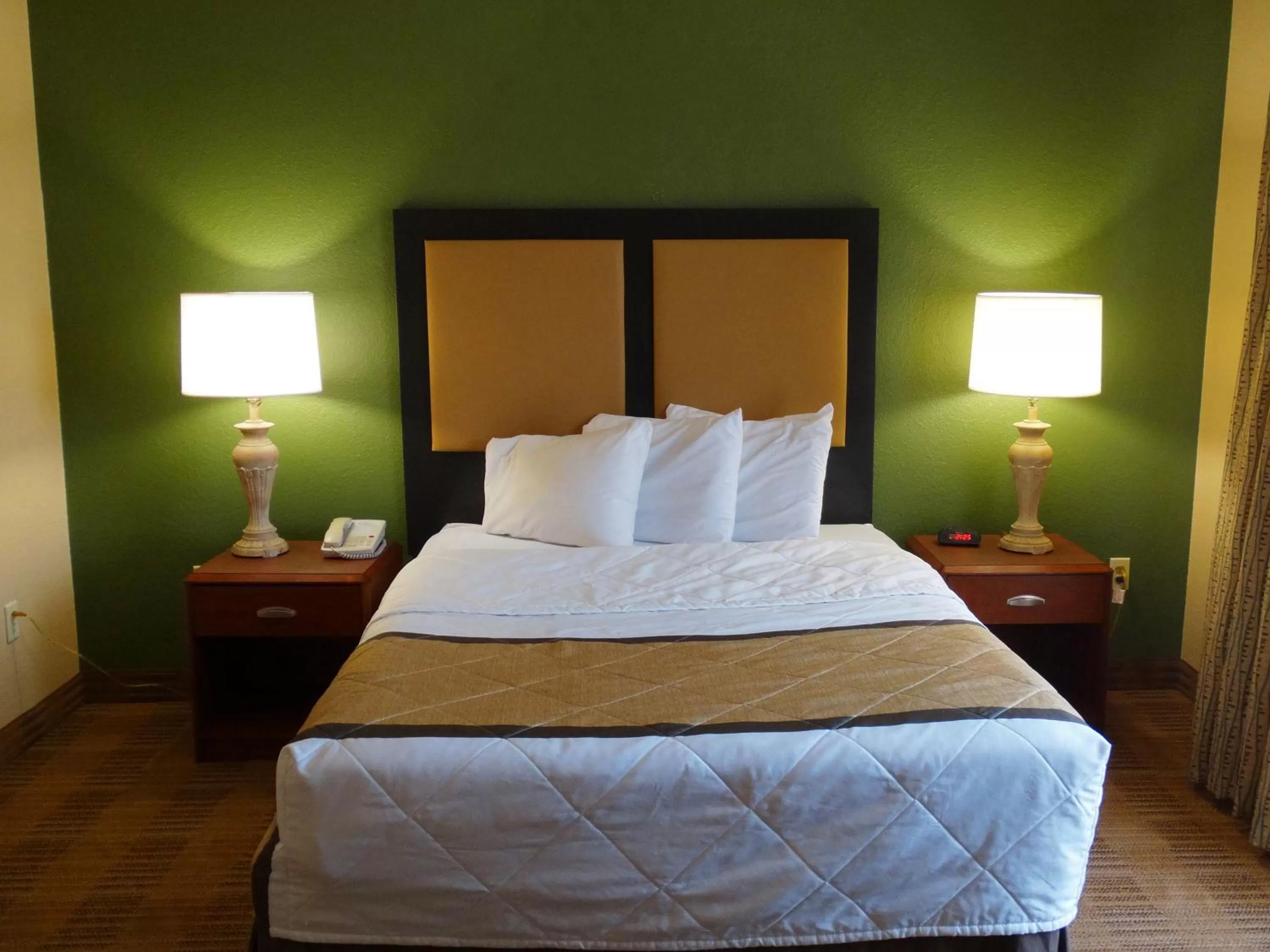 Bed in Extended Stay America Suites - Bakersfield - Chester Lane