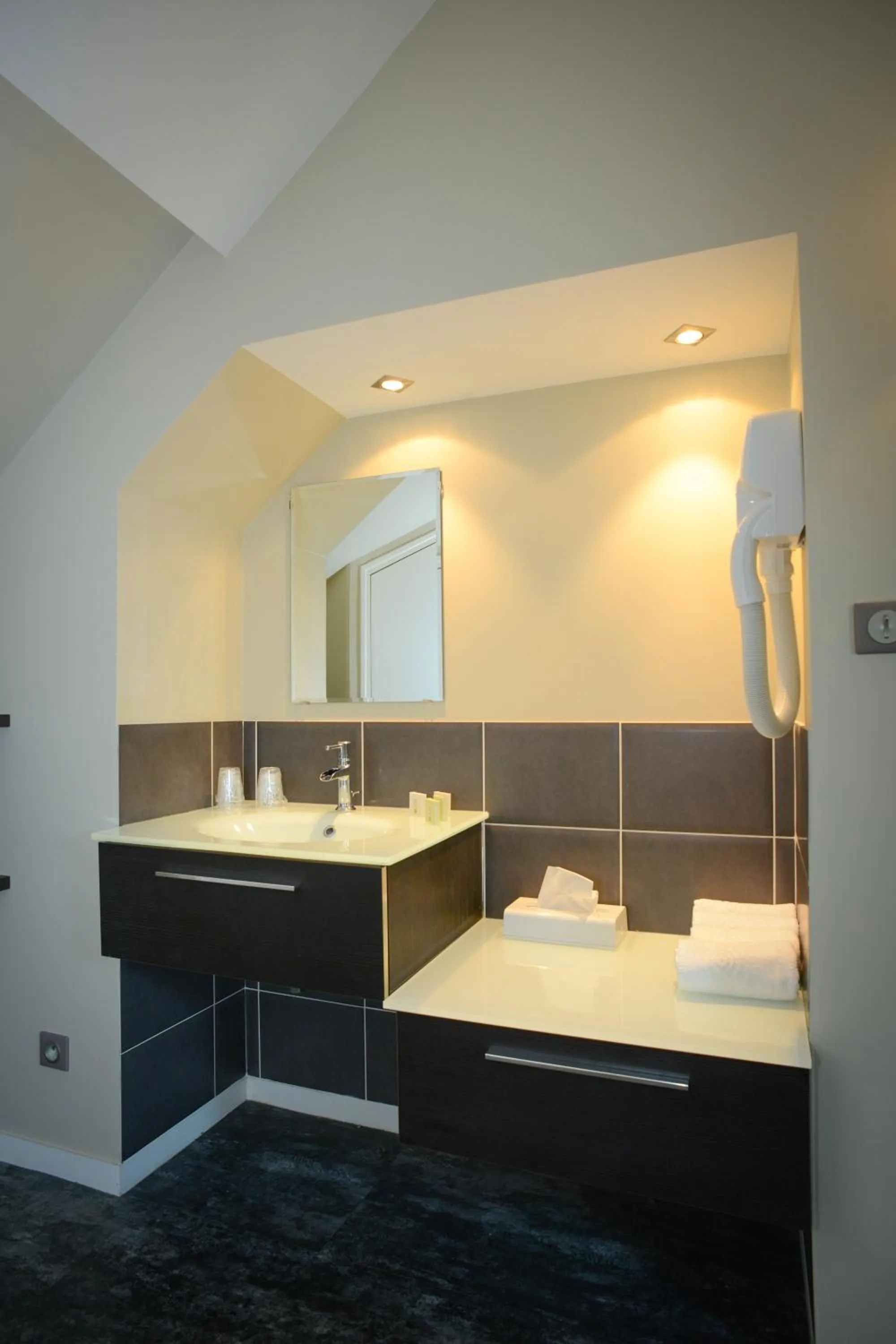 Bathroom in Logis Hôtel Restaurant l'Auberge Normande