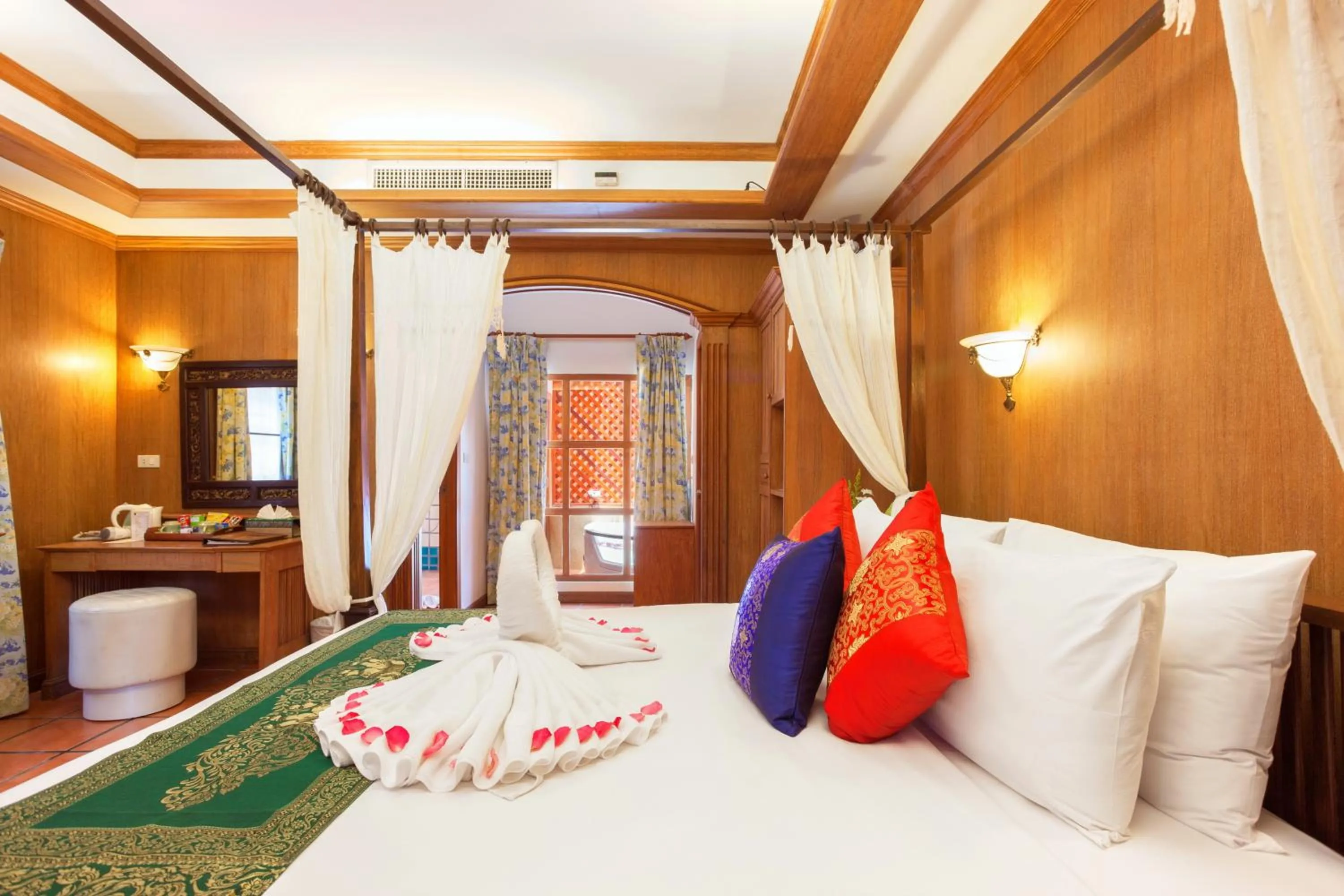 Bed in Royal Phawadee Village Patong - 2 Minutes walk to the beach